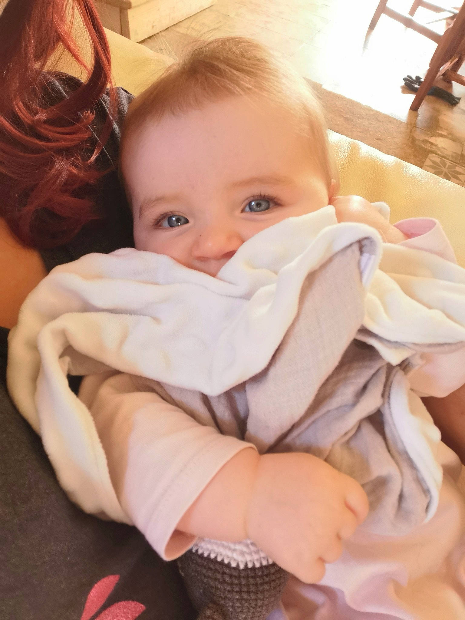 Louve a rejoint le concours — aidez-le/la à gagner de superbes lots ! baby, baby_toddler_clothing, cheek, child, comfort, eyelash, facial_expression, finger, hair, happy, iris, linens, lip, mouth, neck, nose, person, sitting, skin, sleeve