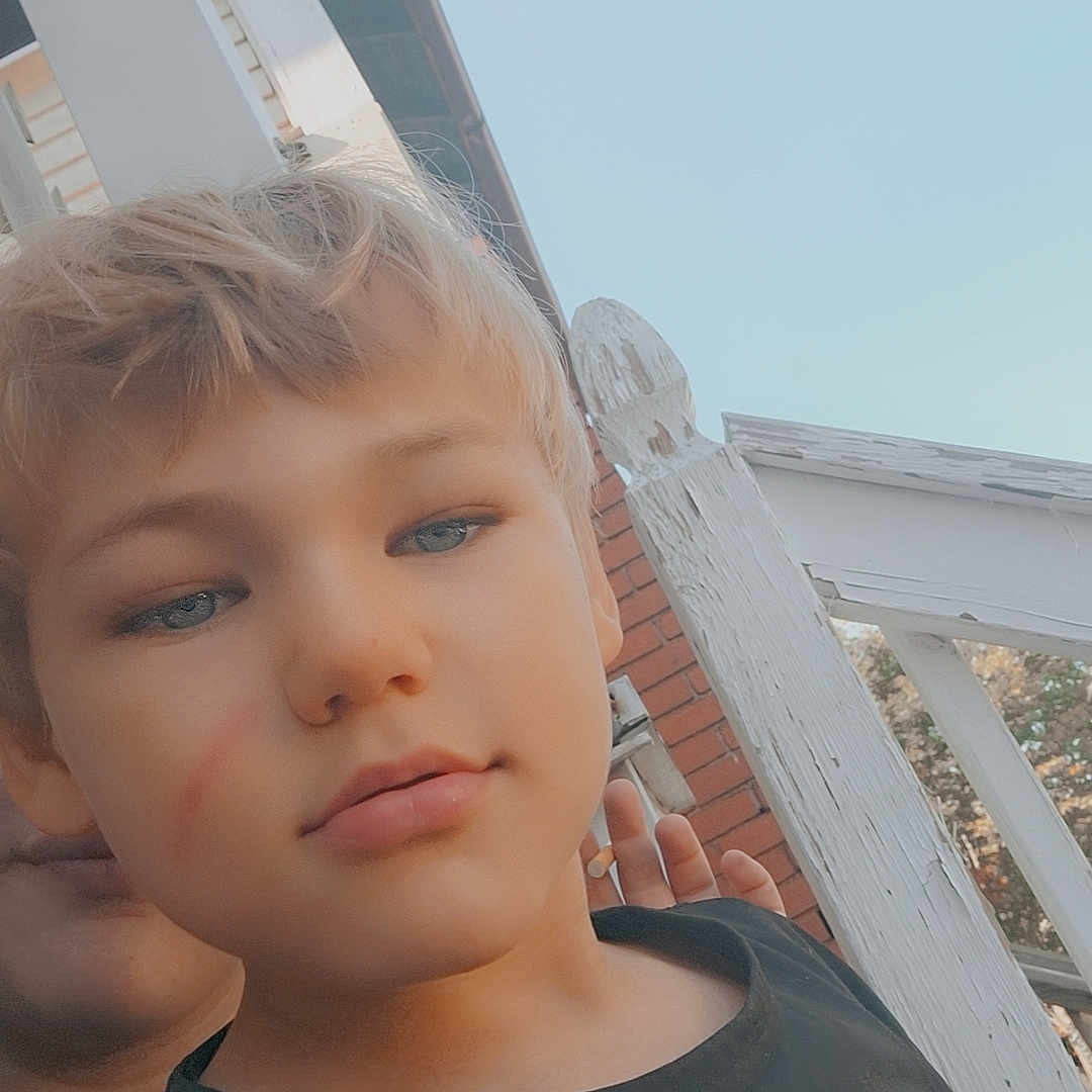 Enzo is registered to the contest to win money with this photo: blonde, bodypart, boy, child, clothing, face, finger, frown, hair, hand, handrail, head, male, mouth, neck, person, photography, portrait, sad, t_shirt