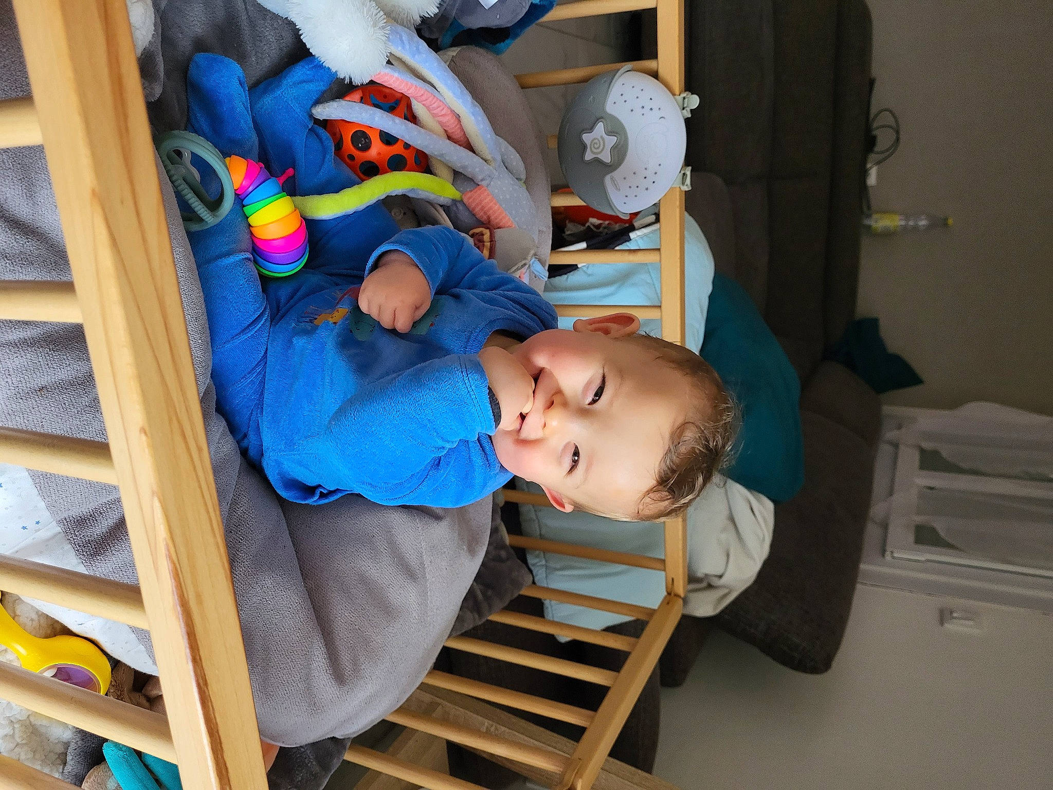 Ayden a rejoint le concours — aidez-le/la à gagner de superbes lots ! baby, baby_products, baby_safety, baby_toddler_clothing, chair, child, comfort, electric_blue, fun, hardwood, hat, joy, person, play, room, shelf, smile, t_shirt, toddler, wood