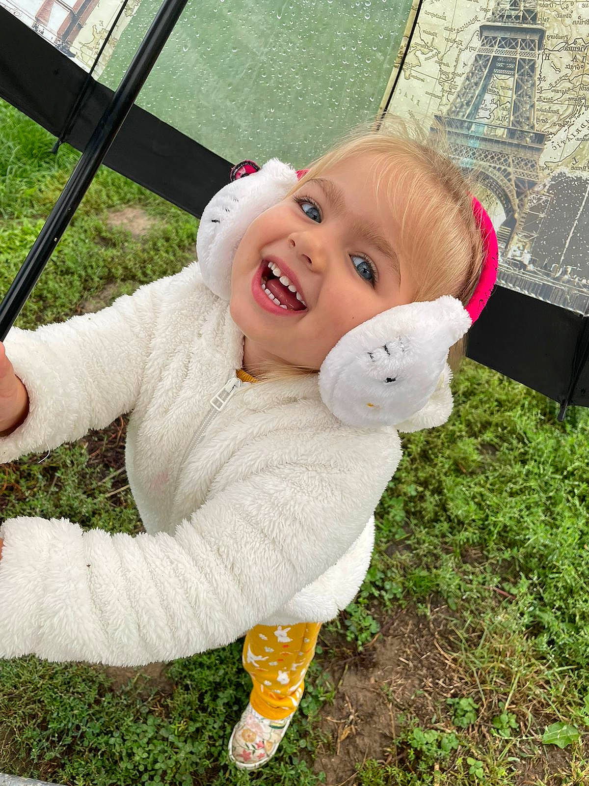 Alexandra participe au concours pour gagner de l'argent avec cette photo : baby, baby_laughing, baby_products, baby_toddler_clothing, child, fashion_accessory, fun, grass, happy, leaf, leisure, nose, pattern, people_in_nature, person, plant, play, sitting, smile, spring