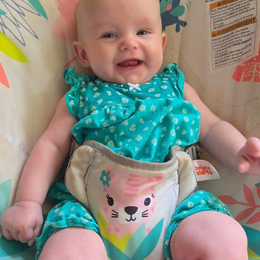 Kaÿla participe au concours pour gagner de l'argent avec cette photo : baby, baby_seat, blue, child, clothing, colorful, cute, happy, indoor, infant, patterned, playful, portrait, seat, sitting, small_child, smiling, toddler, wearing, young