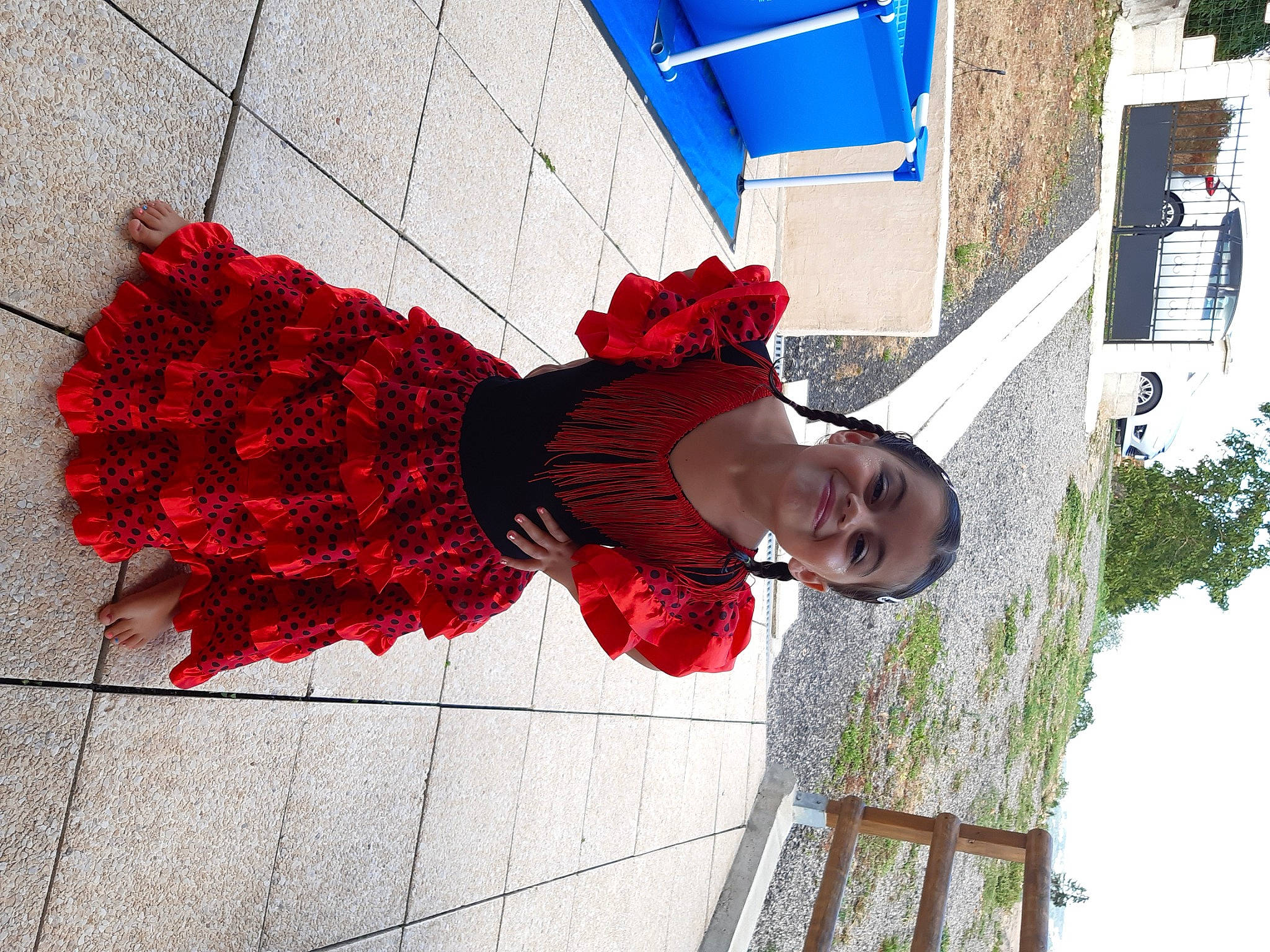 Célia participe au concours pour gagner de l'argent avec cette photo : coquelicot, flower, joy, person, plant, red, smile