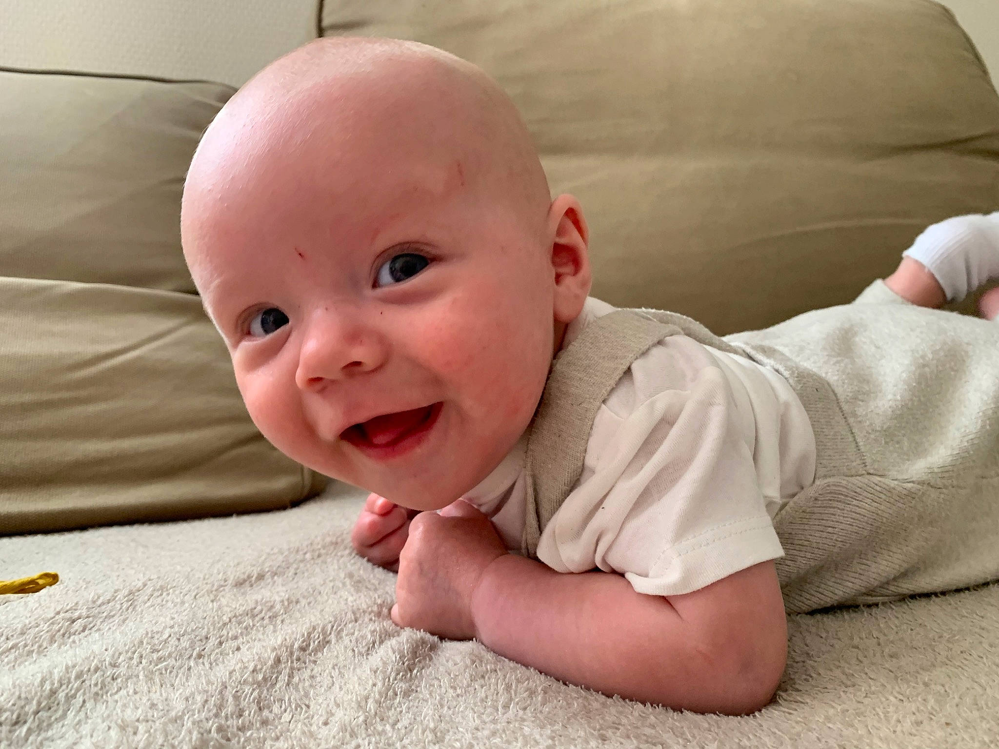 Marceau participe au concours pour gagner de l'argent avec cette photo : baby, baby_toddler_clothing, cheek, child, comfort, flooring, fun, happy, iris, linens, mouth, nose, person, room, sitting, skin, sleeve, smile, thumb, toddler