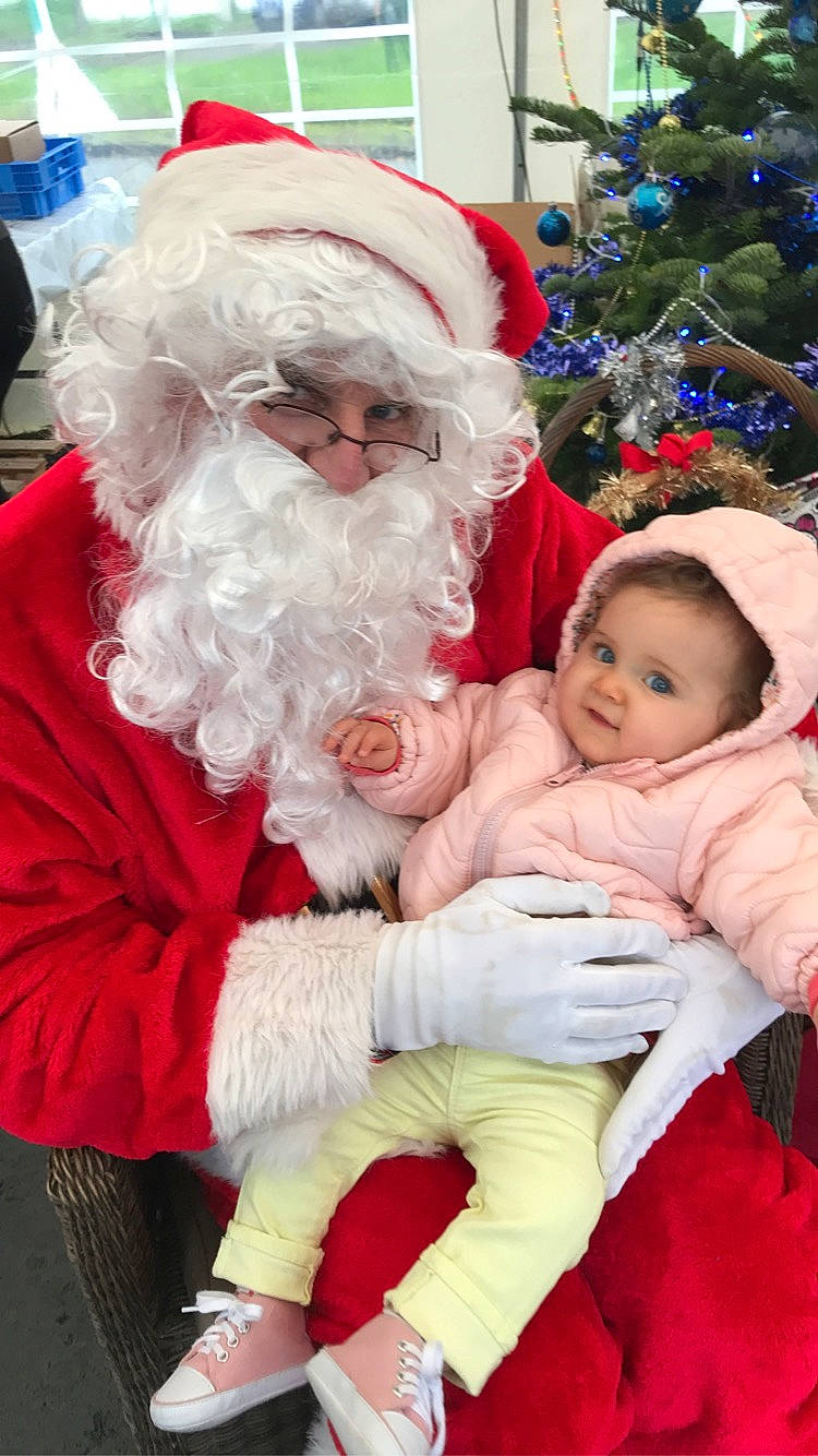 Julia a rejoint le concours — aidez-le/la à gagner de superbes lots ! child, christmas, christmas_eve, fictional_character, happy, holiday, human_body, lap, person, santa_claus, toddler