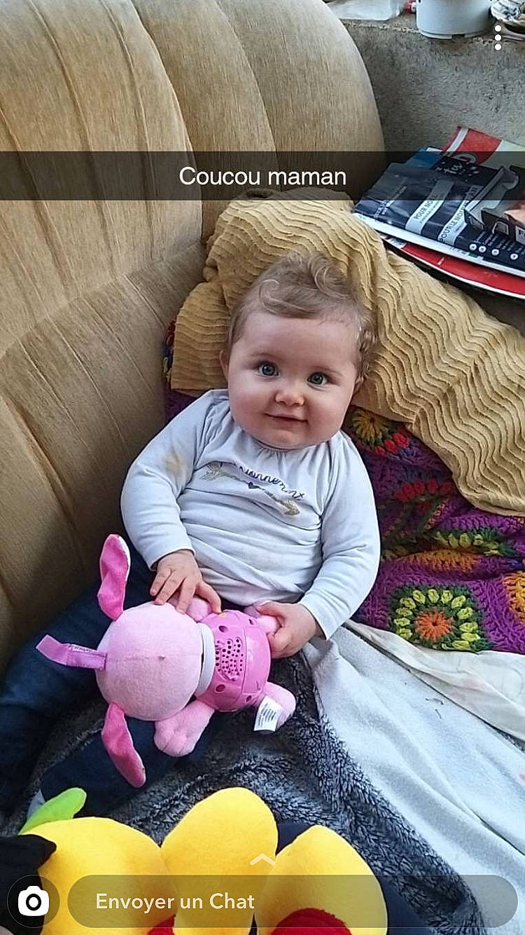 Julia a rejoint le concours — aidez-le/la à gagner de superbes lots ! baby, cheek, child, person, play, sitting, toddler, toy