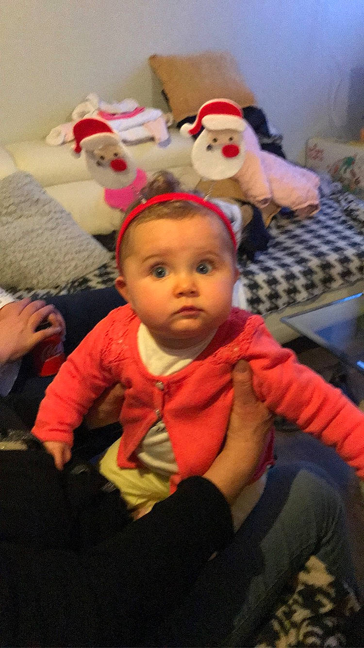 Julia participe au concours pour gagner de l'argent avec cette photo : baby, cheek, child, christmas, person, toddler