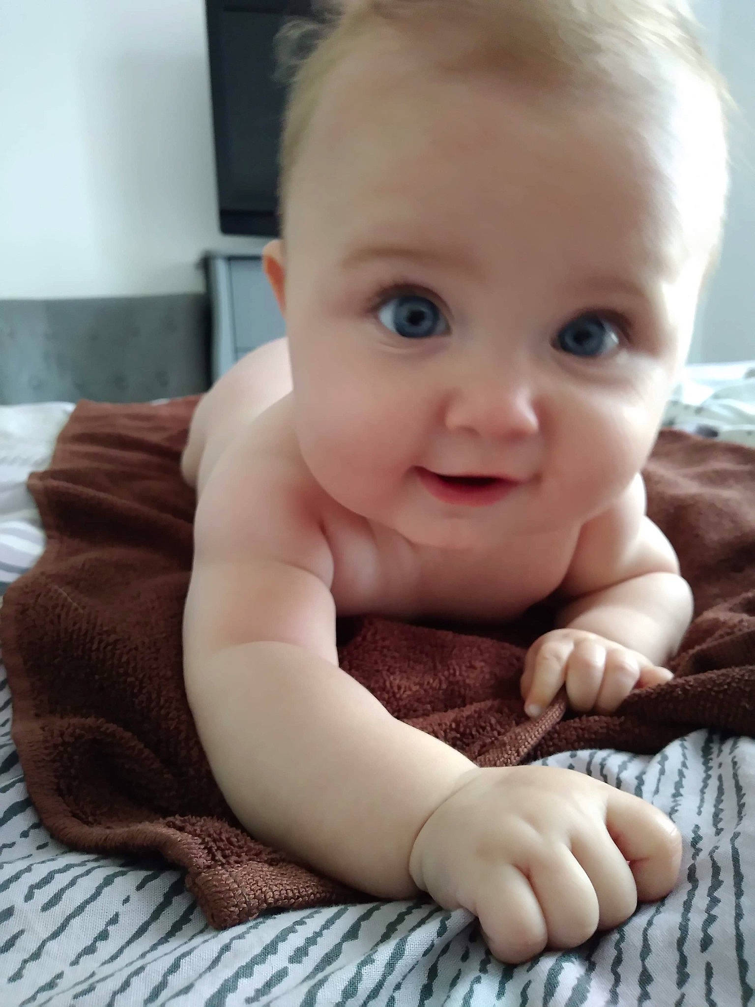 Julia participe au concours pour gagner de l'argent avec cette photo : baby, cheek, child, chin, face, finger, hand, head, lip, mouth, nose, person, sitting, skin, smile, thumb, toddler, tummy_time