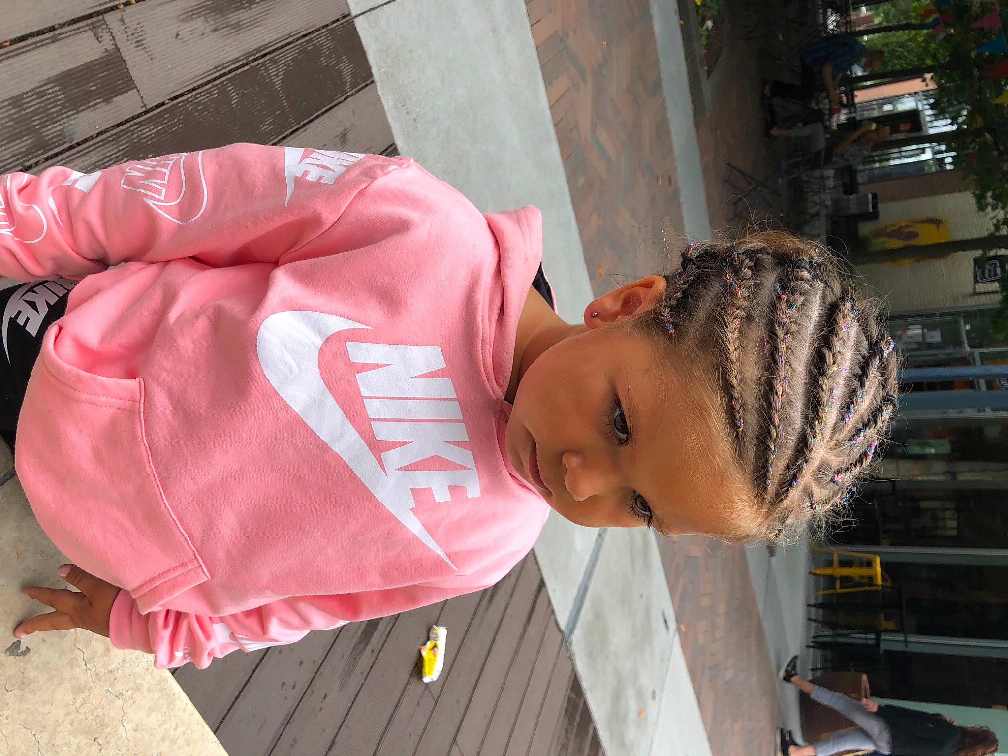 Sohane a rejoint le concours — aidez-le/la à gagner de superbes lots ! child, fashion_accessory, fun, hat, headgear, pattern, person, sleeve, street_fashion, tree, wood