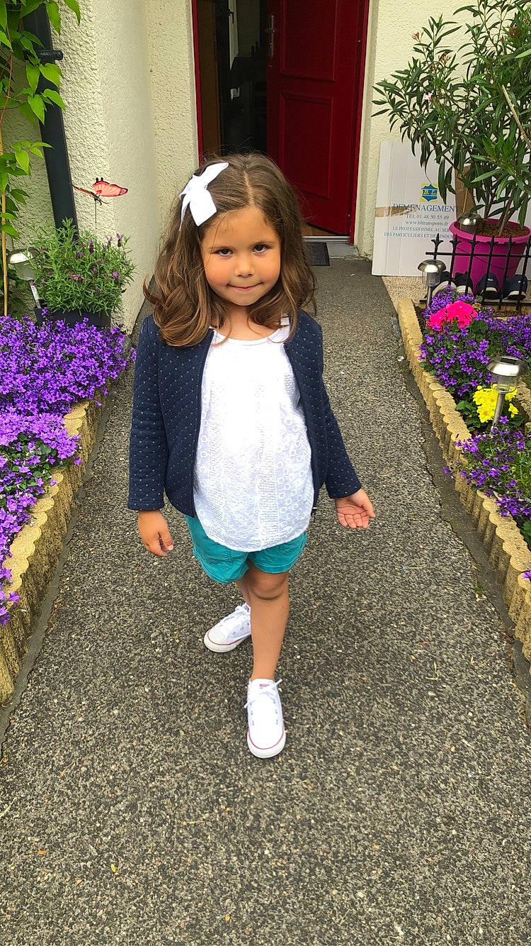 Sohane a rejoint le concours — aidez-le/la à gagner de superbes lots ! annual_plant, baby_toddler_clothing, child, door, electric_blue, flower, fun, grass, happy, iris, joy, leisure, magenta, pattern, person, petal, pink, plant, purple, smile