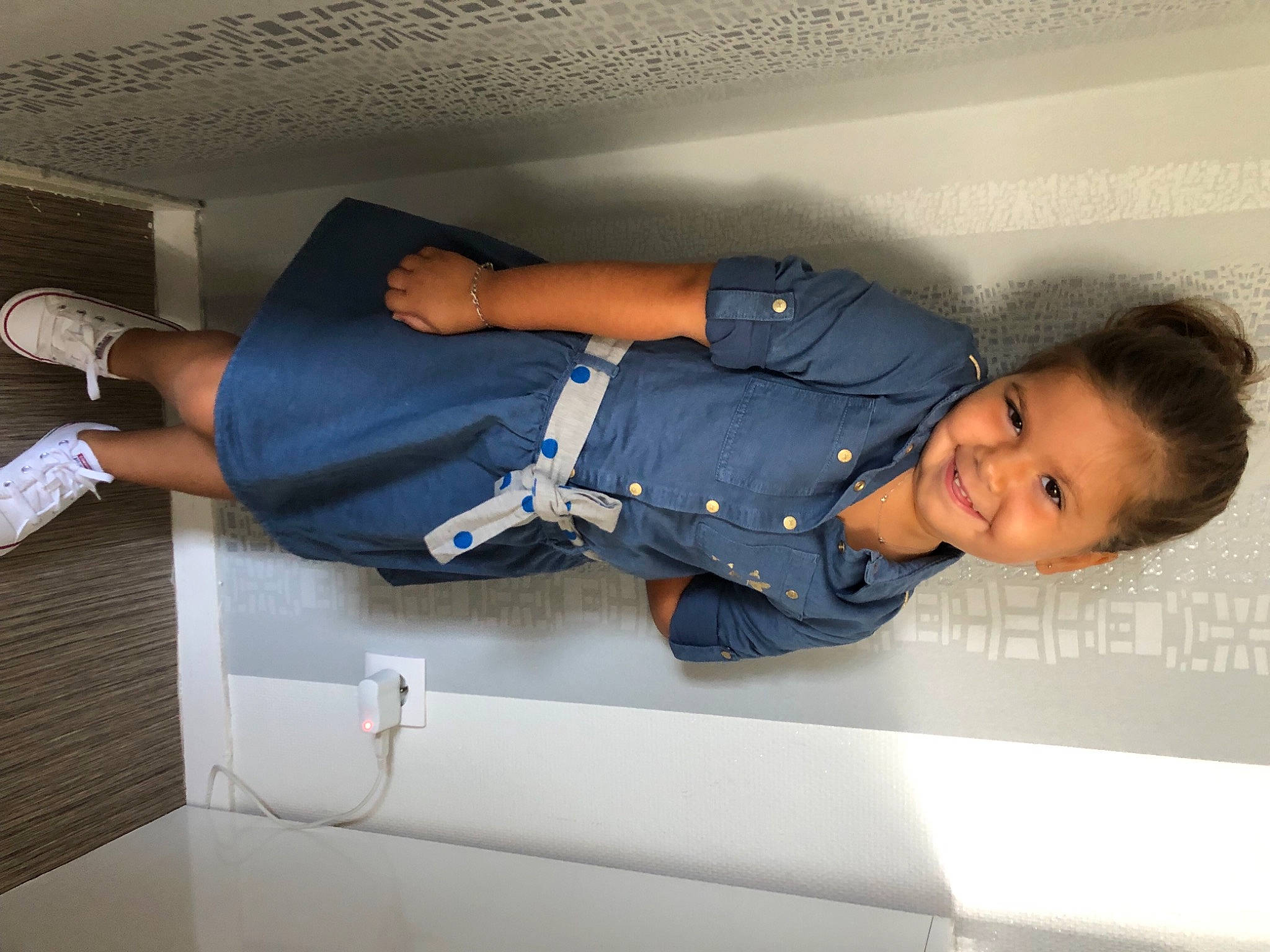 Sohane participe au concours pour gagner de l'argent avec cette photo : automotive_design, baby_toddler_clothing, child, comfort, elbow, electric_blue, fun, human_leg, joint, joy, knee, luxury_vehicle, person, room, sitting, smile, sock, t_shirt, thigh, toddler