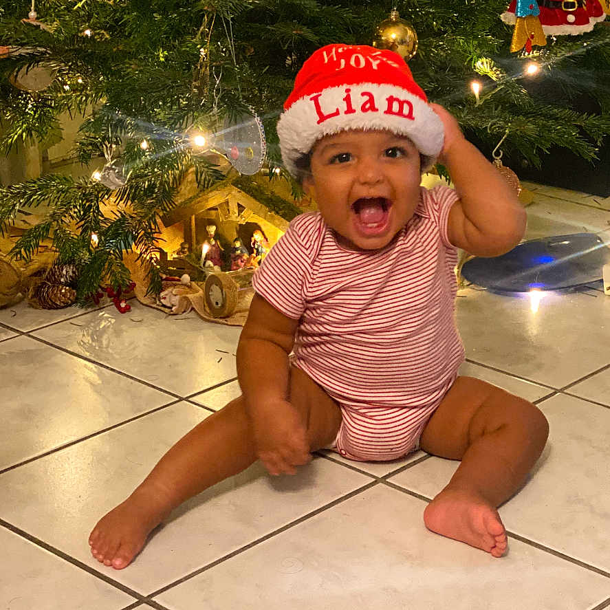 Liam participe au concours pour gagner de l'argent avec cette photo : accessories, baby, bodypart, cap, clothing, face, finger, hand, happy, hat, head, lighting, person, photography, plant, portrait, pottedplant, sitting, smile, tree