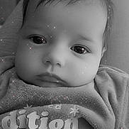 Lolita a rejoint le concours — aidez-le/la à gagner de superbes lots ! baby, infant, face, portrait, black_and_white, sparkle_effect, screenshot, mobile_phone, app_icons, clothing, text, expressionless, close_up, child, indoors, screen, technology, person, head, young