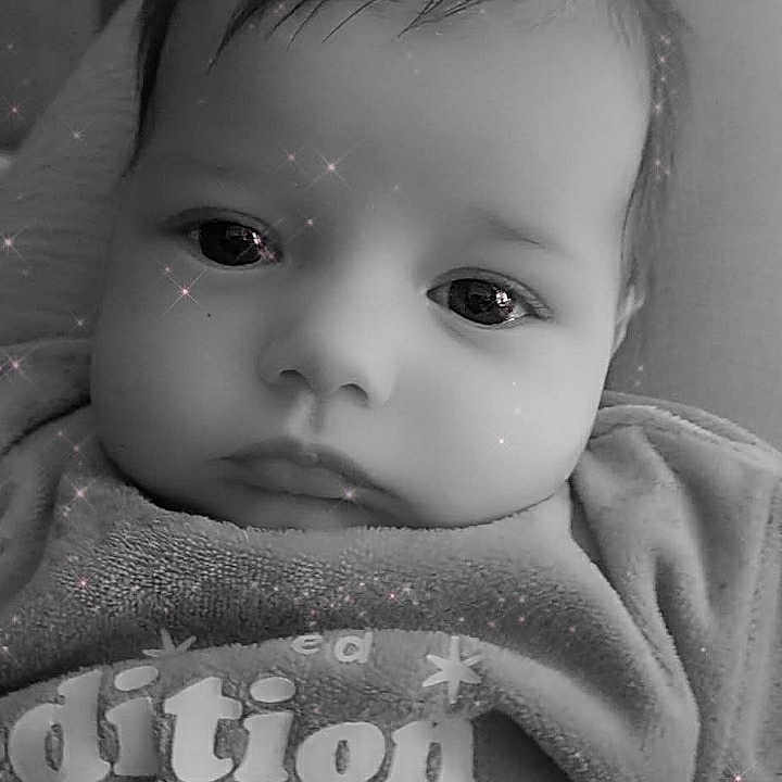Lolita a rejoint le concours — aidez-le/la à gagner de superbes lots ! baby, infant, face, portrait, black_and_white, sparkle_effect, screenshot, mobile_phone, app_icons, clothing, text, expressionless, close_up, child, indoors, screen, technology, person, head, young
