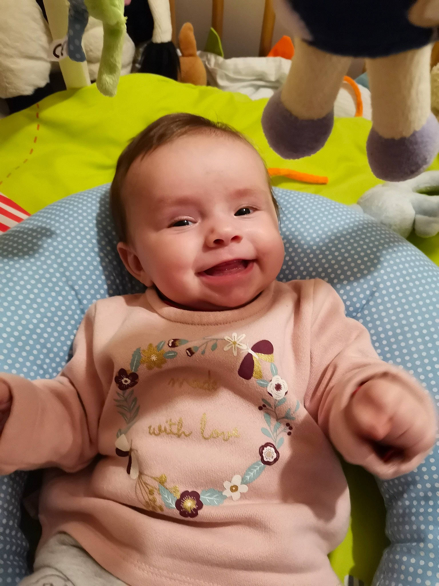 Anaël a rejoint le concours — aidez-le/la à gagner de superbes lots ! abdomen, ankle, baby, baby_laughing, baby_products, baby_toddler_clothing, cheek, chest, child, foot, joy, linens, mouth, navel, nose, person, skin, sock, stomach, toddler