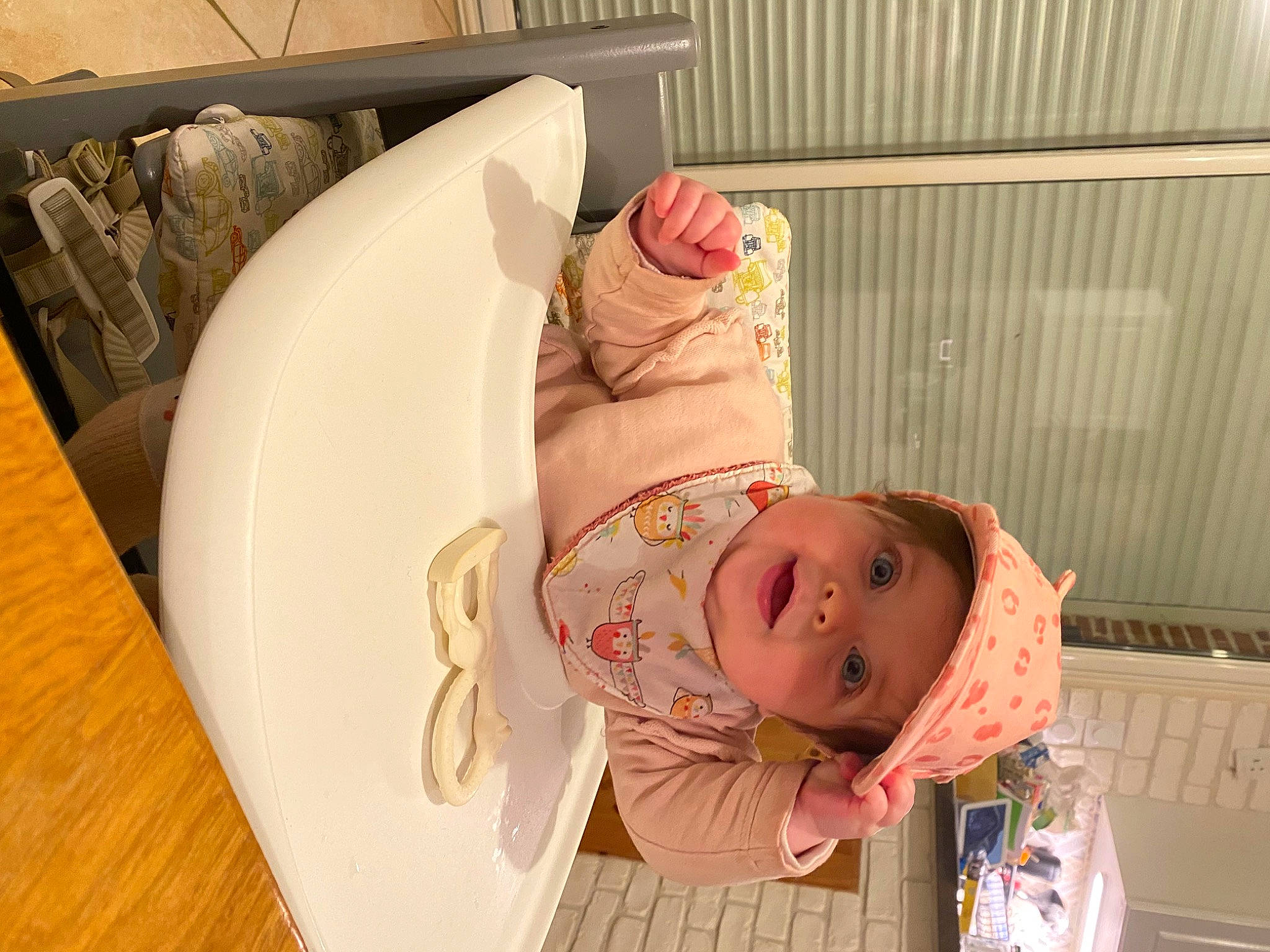 Mia a rejoint le concours — aidez-le/la à gagner de superbes lots ! baby, baby_products, baby_safety, baby_toddler_clothing, child, comfort, face, flooring, hardwood, hat, headwear, person, room, smile, toddler, wood