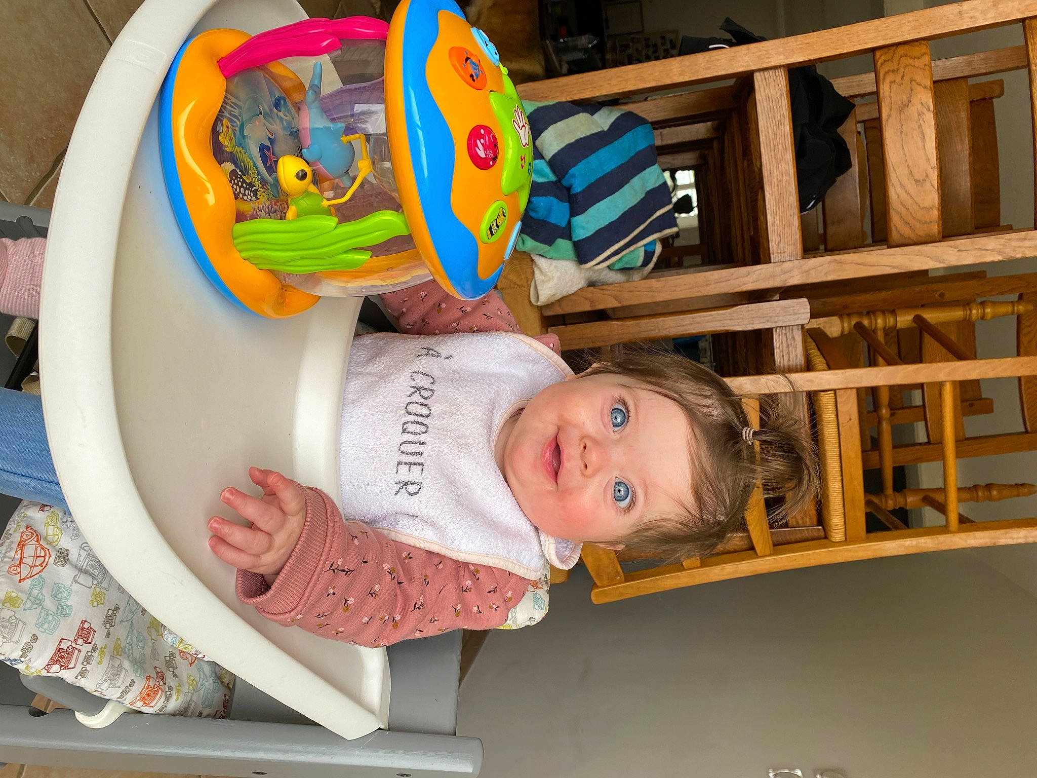 Mia a rejoint le concours — aidez-le/la à gagner de superbes lots ! baby, baby_products, baby_toddler_clothing, baby_toys, child, circle, fun, happy, joy, leisure, person, plastic, play, room, smile, toddler, toy, wood