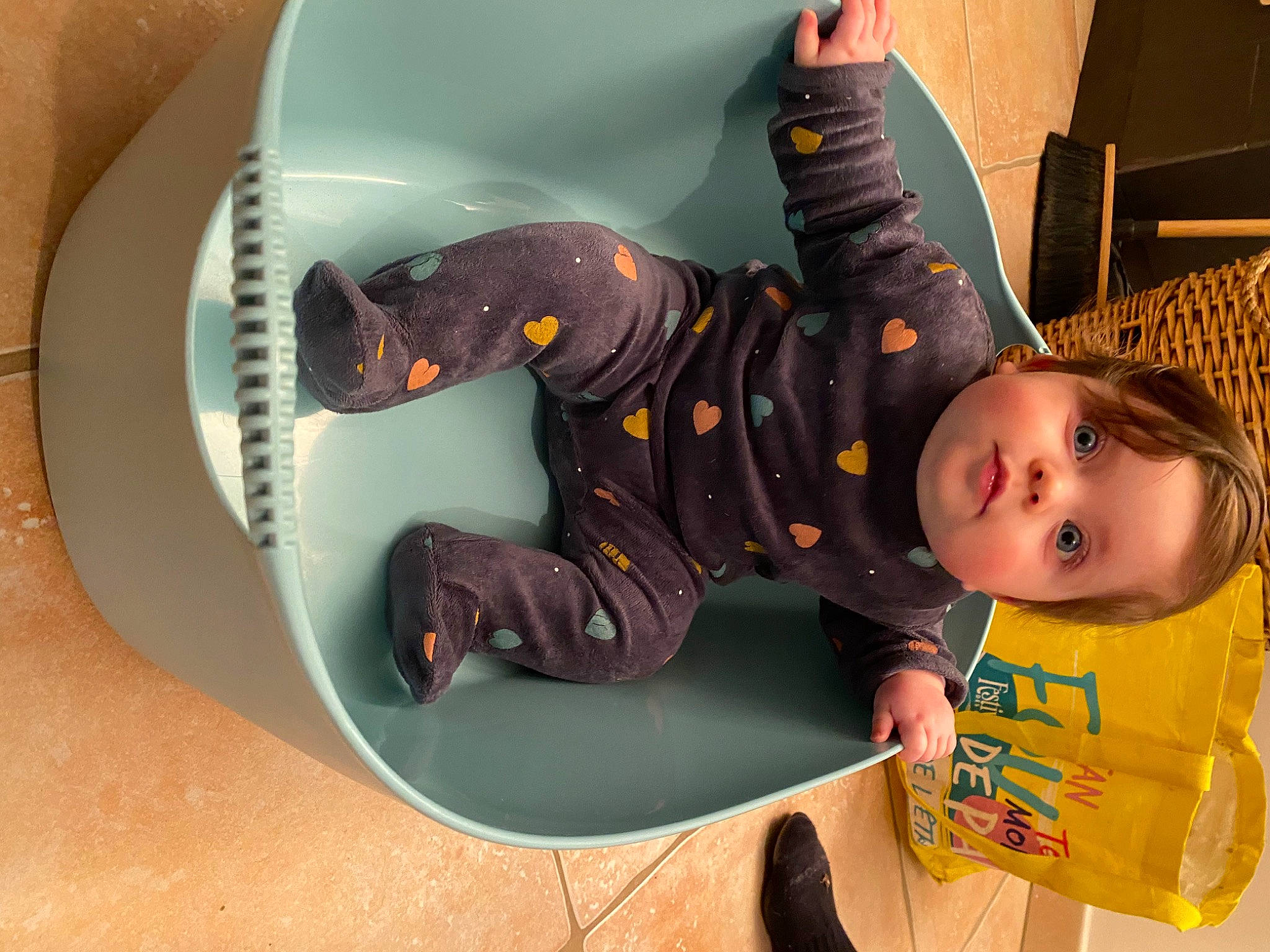 Mia a rejoint le concours — aidez-le/la à gagner de superbes lots ! baby, baby_products, baby_toddler_clothing, child, circle, comfort, fun, leisure, person, play, room, sitting, sleeve, toddler