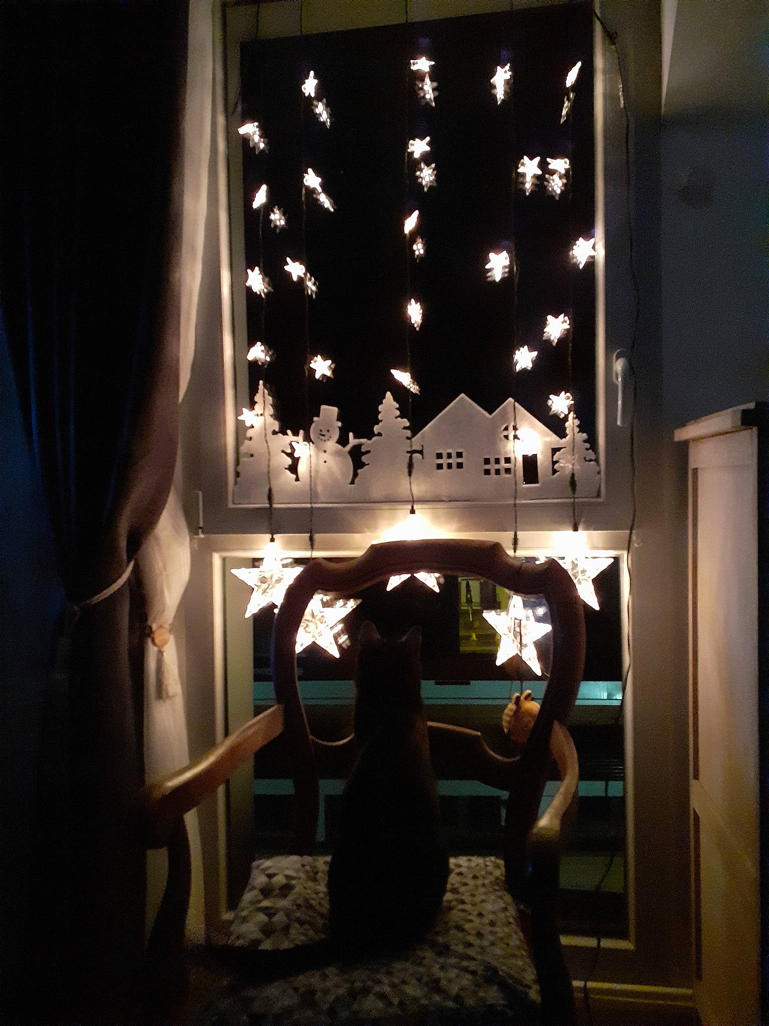 Elios participe au concours pour gagner de l'argent avec cette photo : architecture, building, darkness, house, interior_design, light, lighting, night, restaurant, room, tree, window