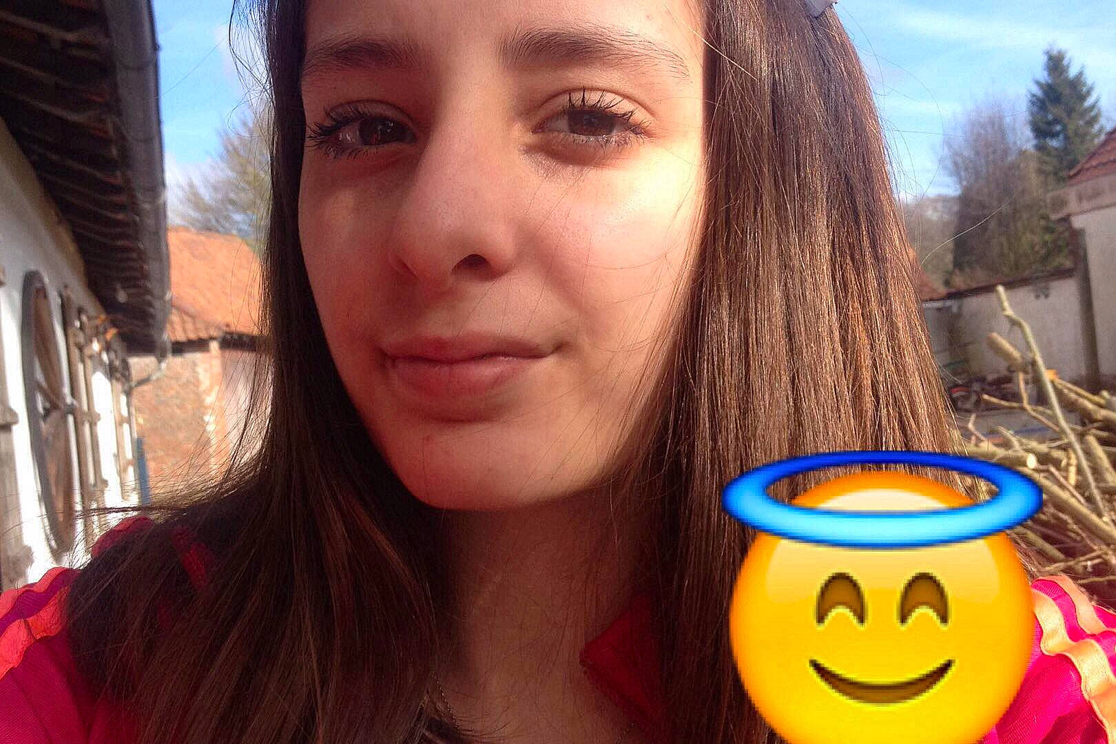 Malvina a rejoint le concours — aidez-le/la à gagner de superbes lots ! bangs, black_hair, brown_hair, cheek, chin, eye, eyebrow, face, forehead, girl, hairstyle, head, human_hair_color, lip, long_hair, mouth, nose, person, selfie, smile