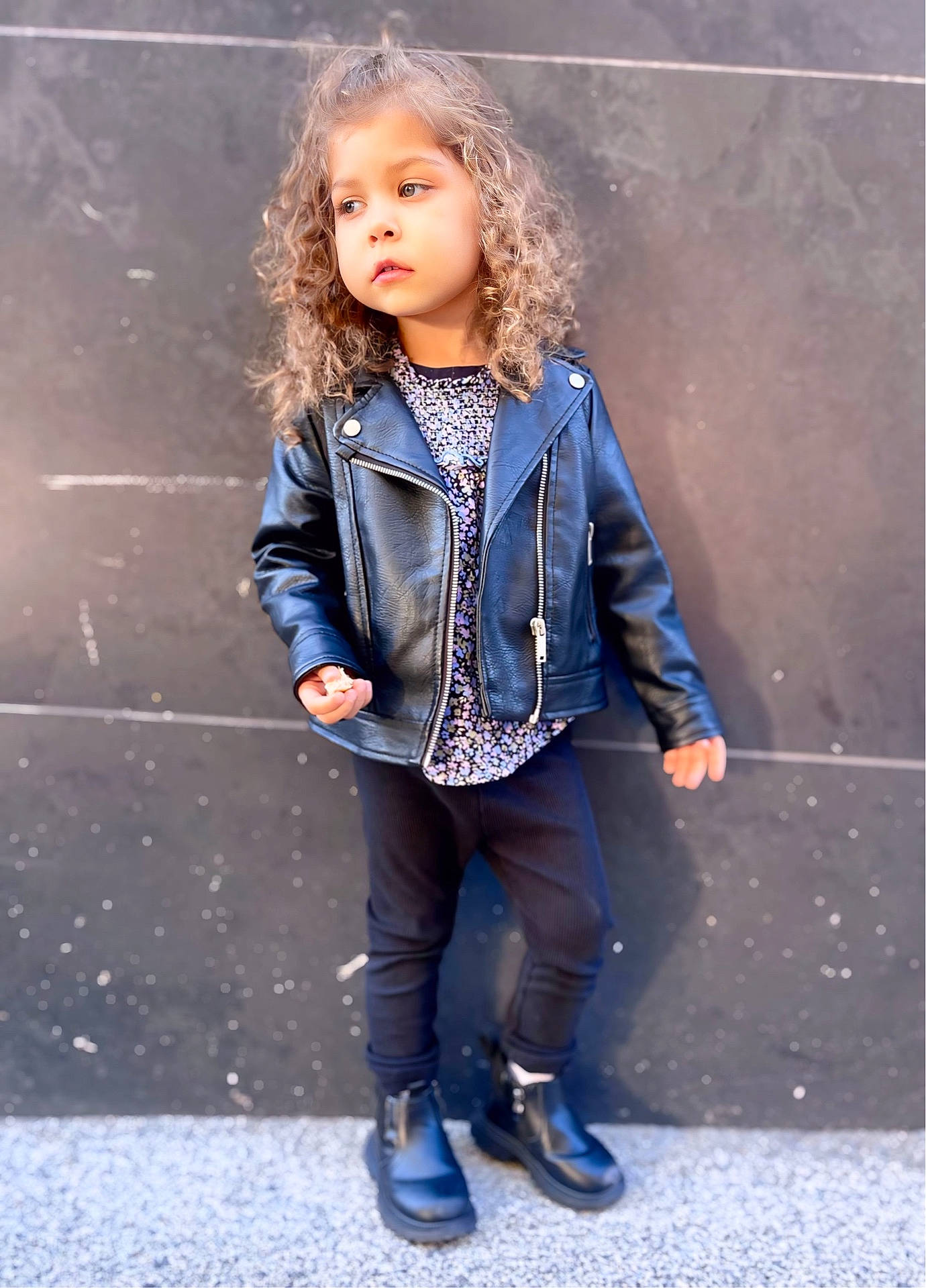 Victoire a rejoint le concours — aidez-le/la à gagner de superbes lots ! blazer, blonde, child, clothing, coat, curlyhair, face, female, footwear, girl, hair, head, jacket, jeans, leatherjacket, pants, person, shoe, sleeve, standing