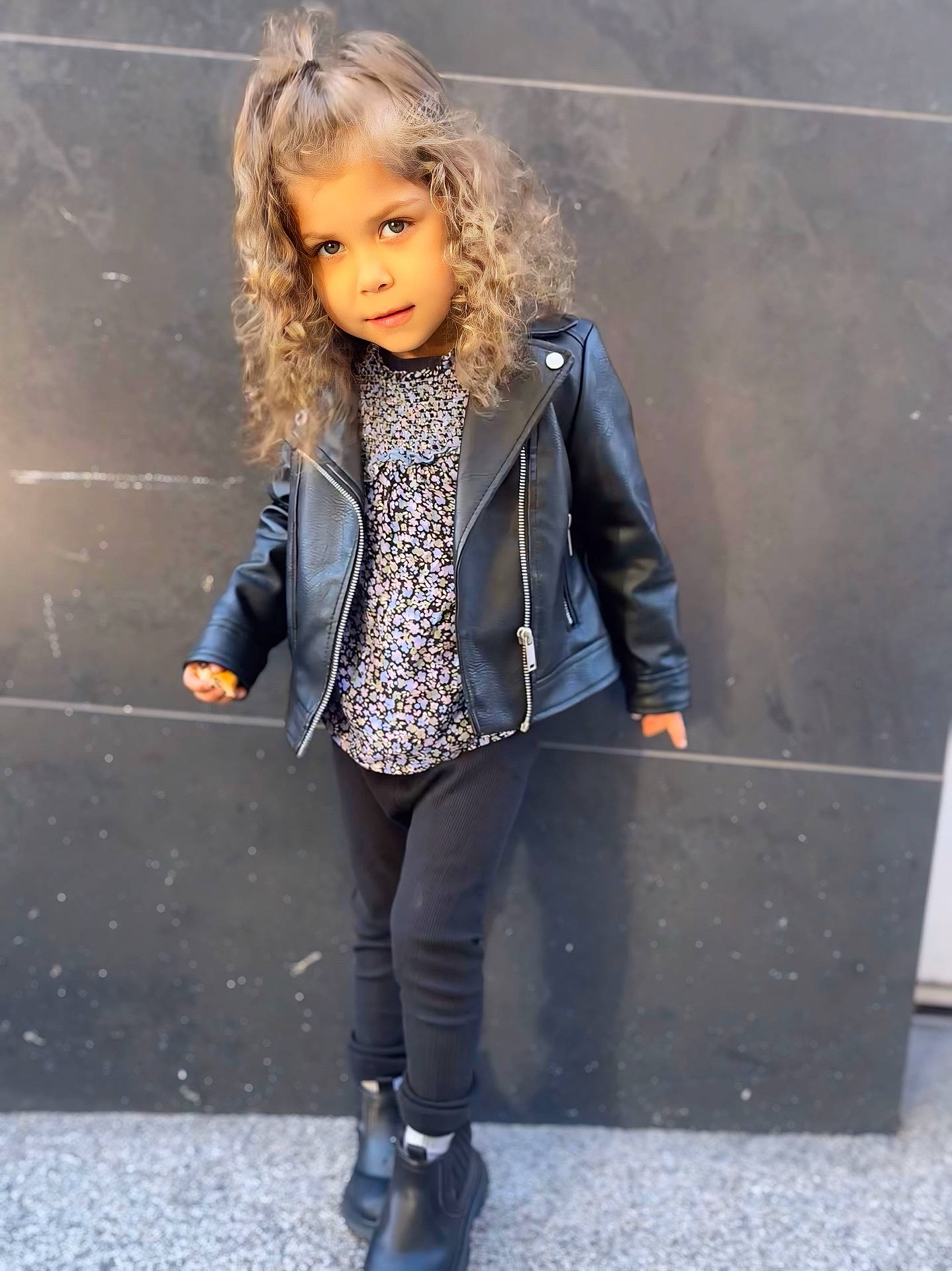 Victoire a rejoint le concours — aidez-le/la à gagner de superbes lots ! blazer, blonde, brownhair, child, clothing, coat, curlyhair, face, female, girl, hair, head, jacket, pants, person, sleeve, standing, toy