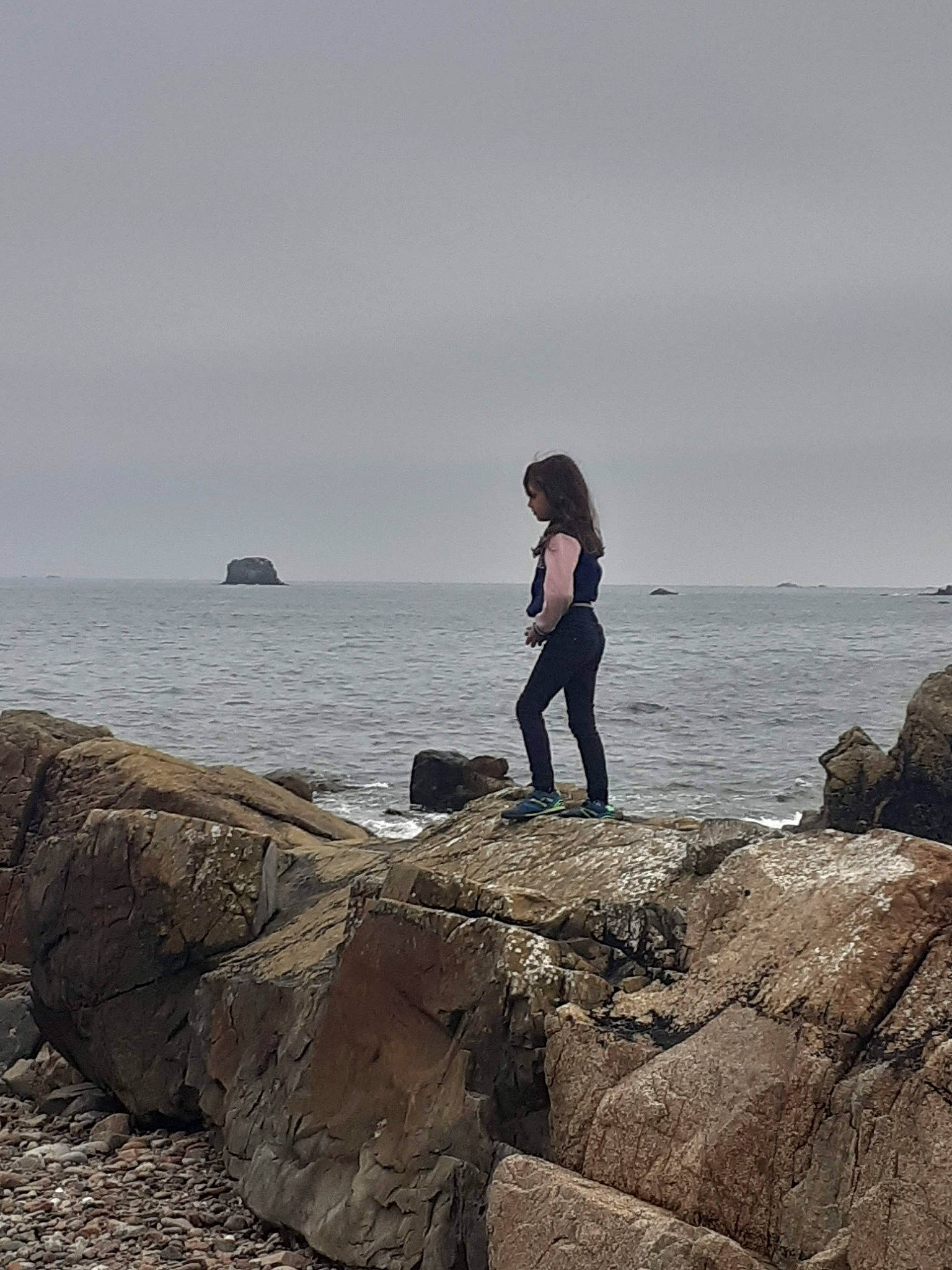 Lena a rejoint le concours — aidez-le/la à gagner de superbes lots ! beach, bedrock, calm, coast, flash_photography, happy, horizon, landscape, leisure, ocean, people_in_nature, person, rock, sitting, sky, tourism, travel, water, wave, wind_wave