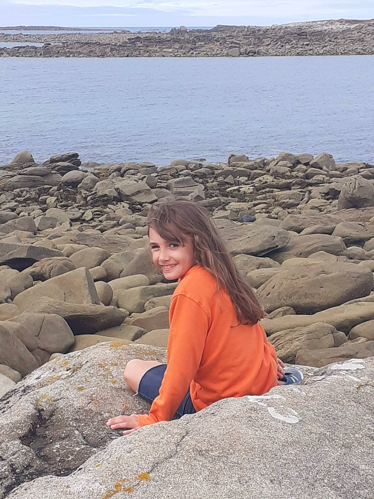 Lena participe au concours pour gagner de l'argent avec cette photo : azure, beach, bedrock, coastal_and_oceanic_landforms, ecoregion, geological_phenomenon, horizon, joy, lake, landscape, leisure, nature, people_in_nature, person, sand, shore, sky, smile, summer, thigh