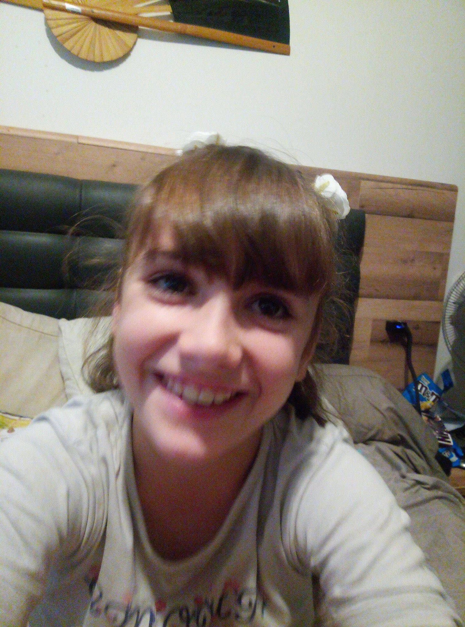 Lena participe au concours pour gagner de l'argent avec cette photo : bangs, blond, cheek, chest, comfort, ear, eyelash, fun, gesture, happy, jaw, joy, mechanical_fan, mouth, nose, person, picture_frame, smile, surfer_hair, t_shirt