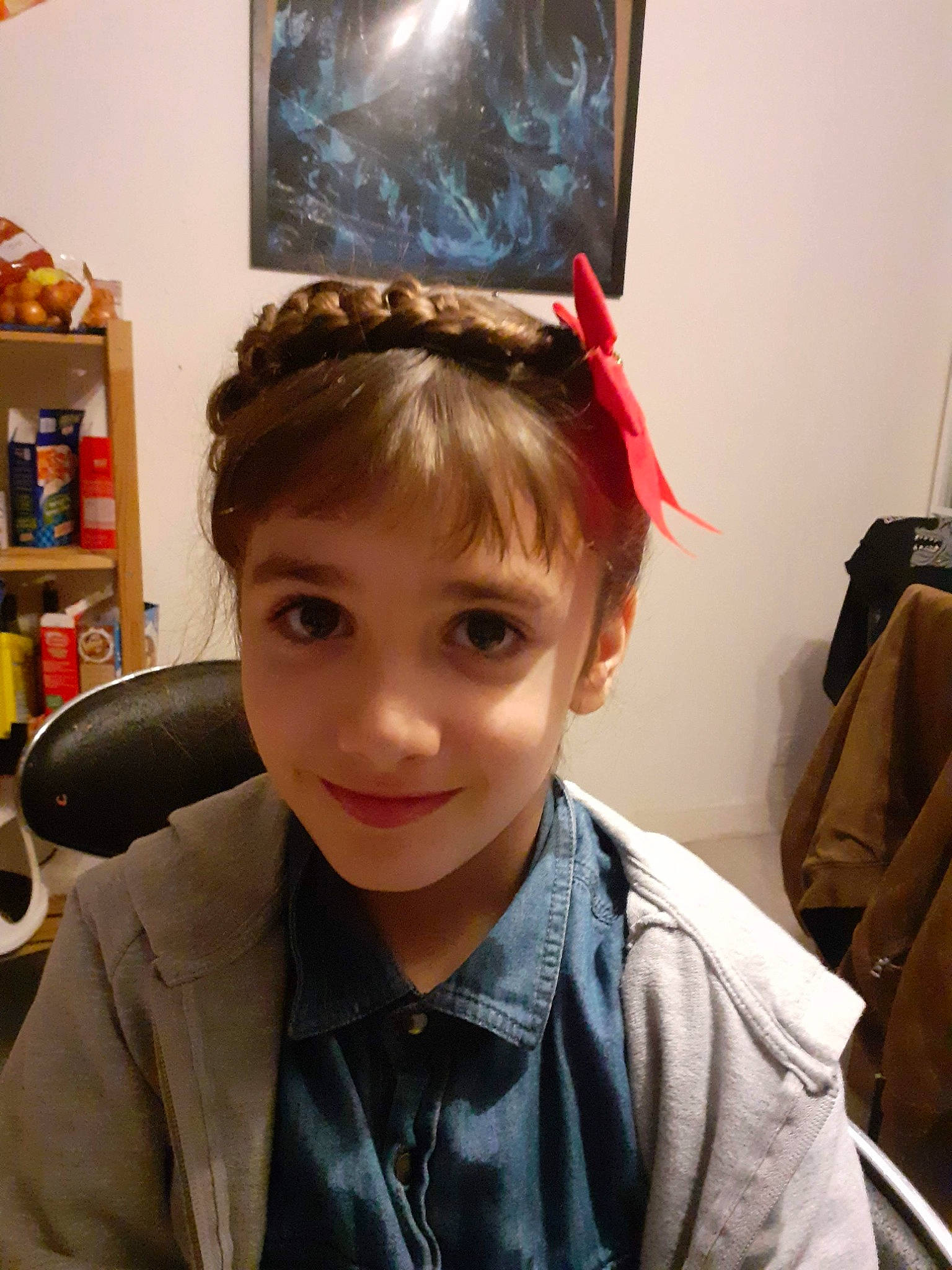 Lena participe au concours pour gagner de l'argent avec cette photo : bangs, beauty, bookcase, chair, child, cool, costume_hat, ear, eyewear, fashion_accessory, fun, hairstyle, headpiece, joy, person, personal_protective_equipment, picture_frame, selfie, shelf, shelving