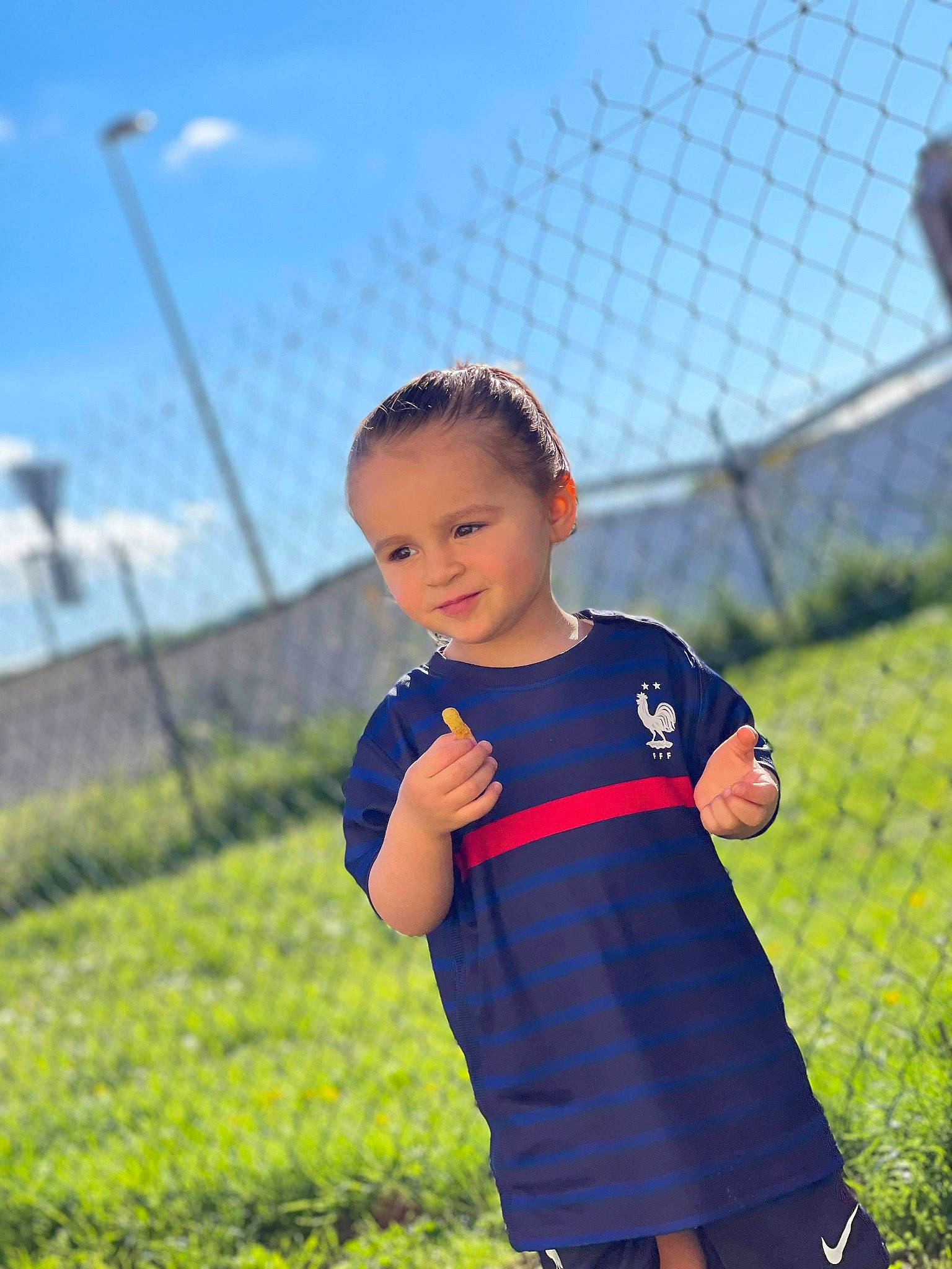 Siana a rejoint le concours — aidez-le/la à gagner de superbes lots ! baby_toddler_clothing, cloud, dress, fence, grass, grassland, happy, leisure, meadow, mesh, people_in_nature, person, plant, rural_area, sky, sleeve, summer, toddler, tree, waist