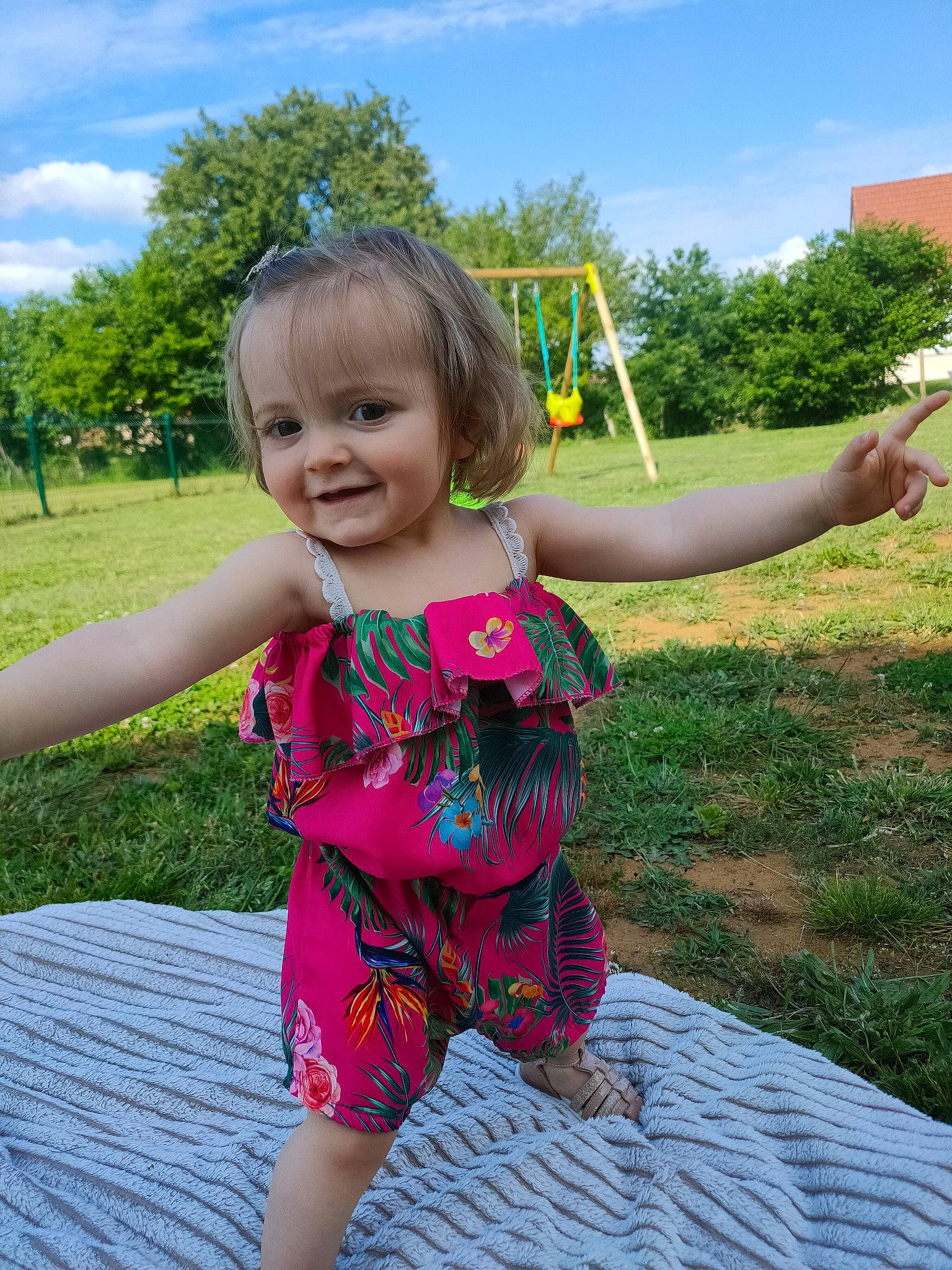 Octavia participe au concours pour gagner de l'argent avec cette photo : baby_toddler_clothing, cloud, cool, face, finger, fun, grass, green, happy, joy, leisure, people_in_nature, person, pink, plant, skin, sky, smile, summer, toddler