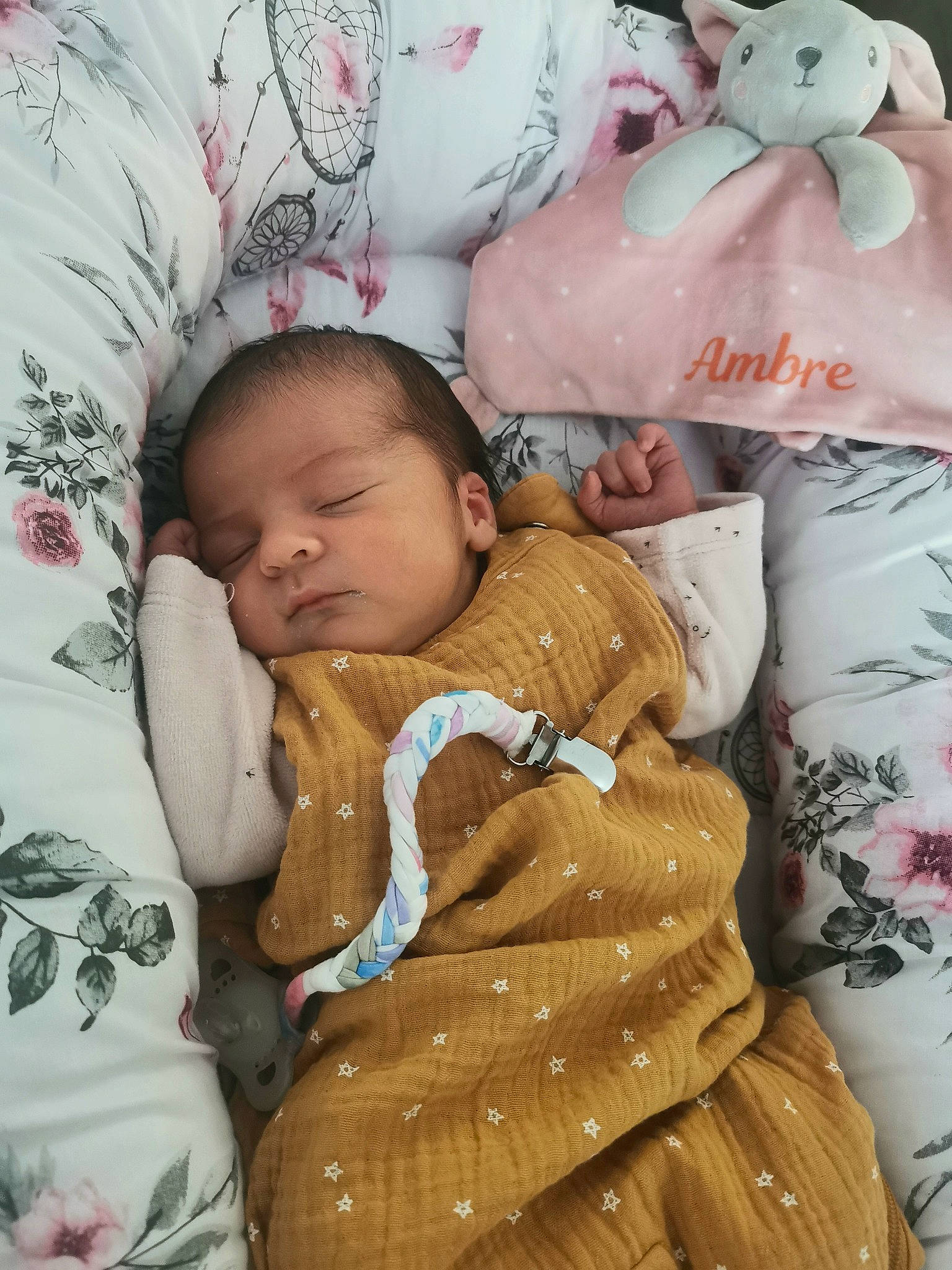 Ambre participe au concours pour gagner de l'argent avec cette photo : baby, baby_products, baby_sleeping, baby_toddler_clothing, bedding, bedtime, cheek, child, comfort, fur, head, linens, person, room, skin, sleeve, textile, toddler, toy, vertebrate