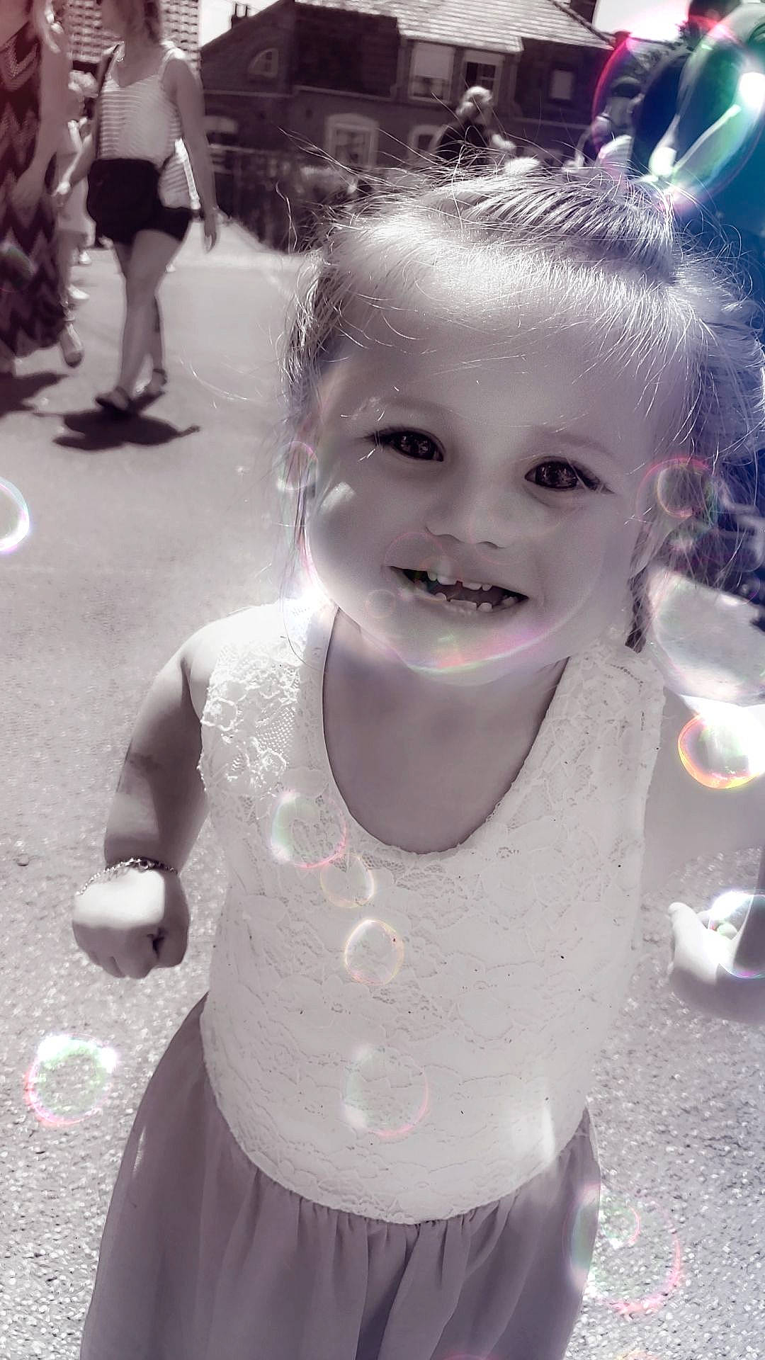 Cataleya a rejoint le concours — aidez-le/la à gagner de superbes lots ! black, black_and_white, child, event, flash_photography, fun, hair, happy, joy, monochrome, monochrome_photography, person, photograph, shorts, smile, snapshot, standing, street, style, toddler