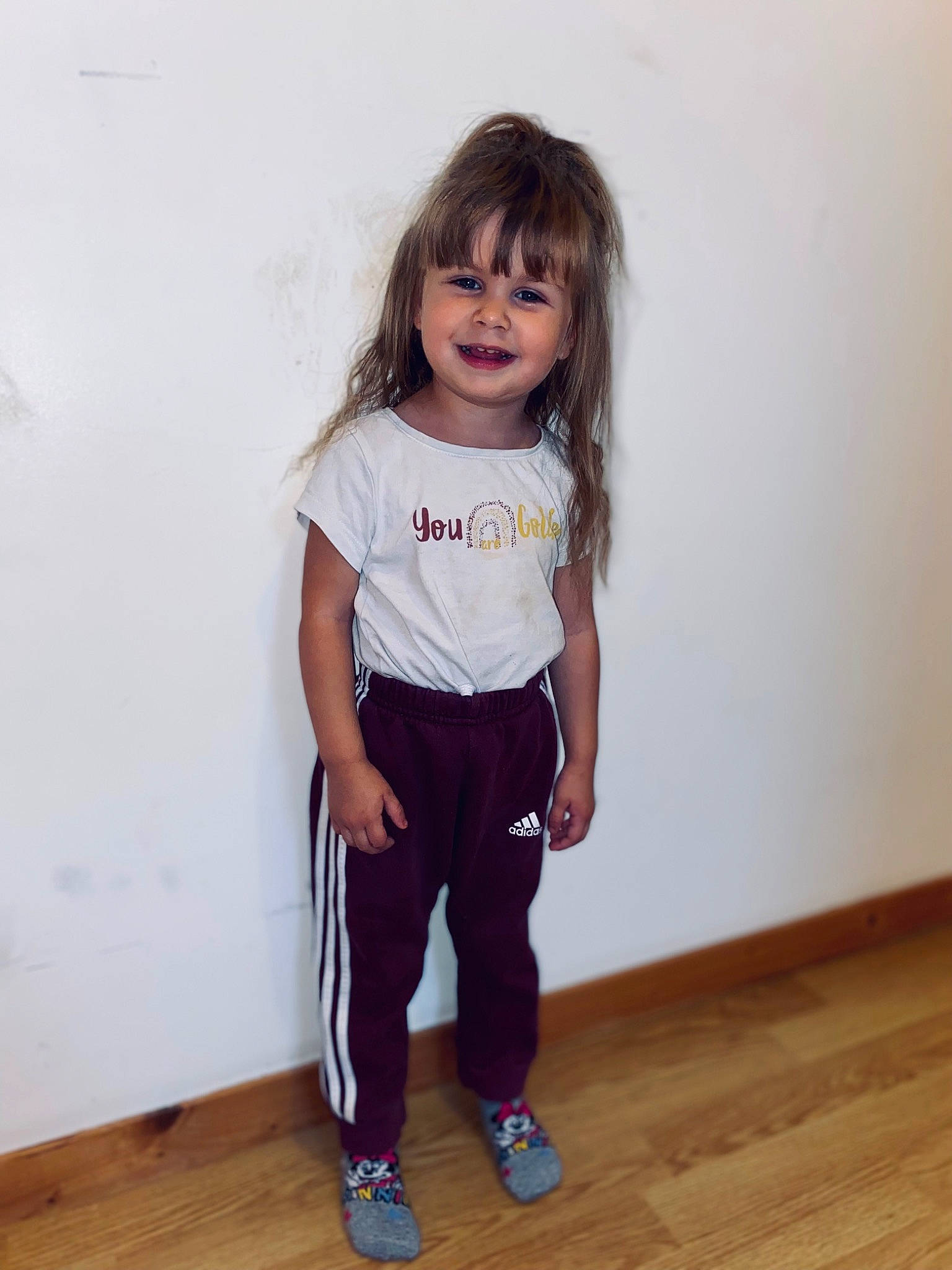 Jade participe au concours pour gagner de l'argent avec cette photo : baby_toddler_clothing, denim, fashion_design, flooring, happy, hardwood, joy, knee, laminate_flooring, leg, long_hair, outerwear, person, shoulder, sleeve, t_shirt, thigh, toddler, trunk, waist