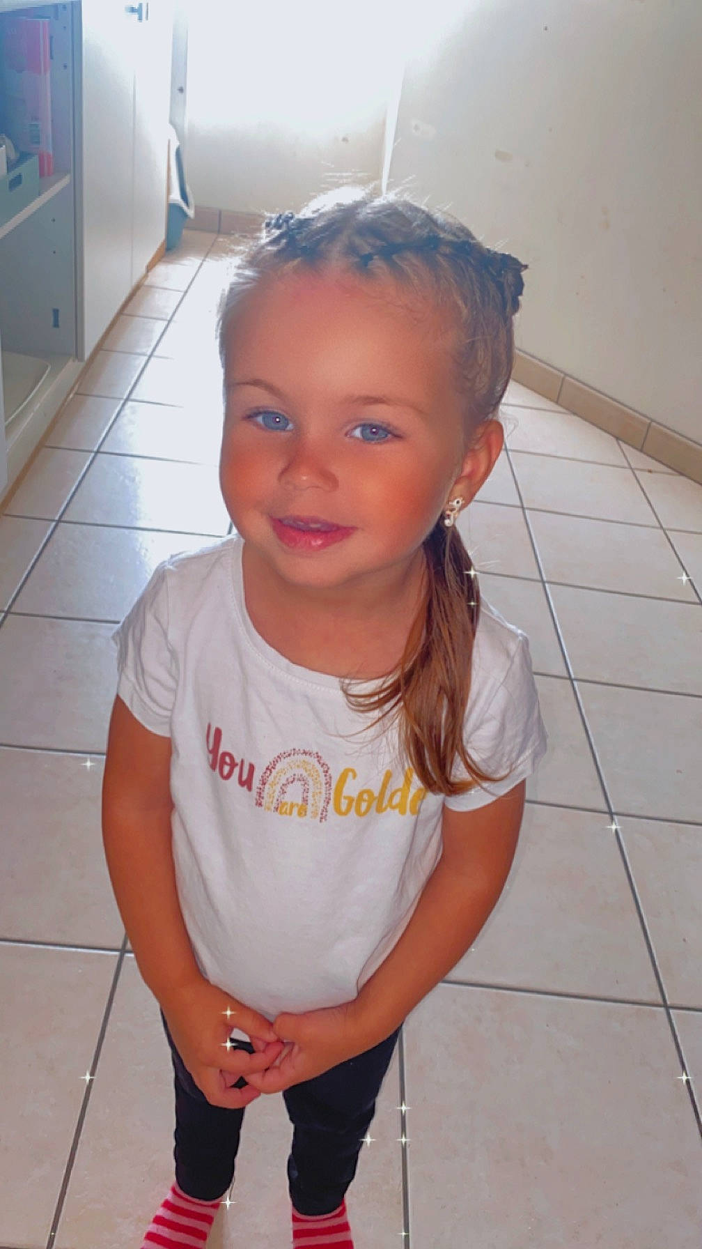 Jade participe au concours pour gagner de l'argent avec cette photo : arm, baby_toddler_clothing, cheek, chin, eye, floor, flooring, gesture, hair, happy, head, jaw, joint, joy, lip, mouth, neck, person, shoulder, skin