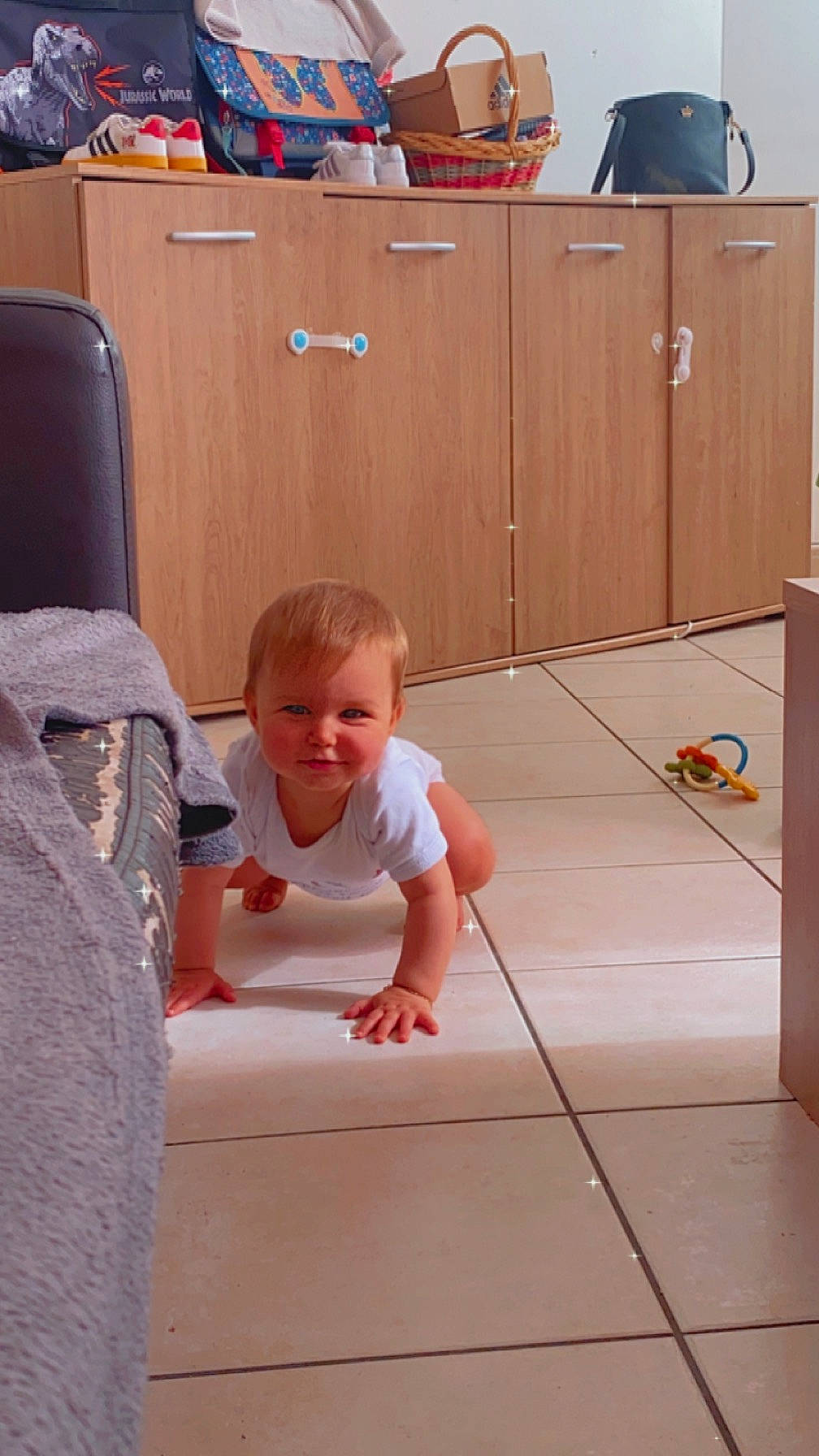 Alba a rejoint le concours — aidez-le/la à gagner de superbes lots ! baby, baby_toddler_clothing, cabinetry, chair, child, door, floor, flooring, fun, hairstyle, hardwood, person, room, sitting, standing, t_shirt, table, toddler, varnish, wood