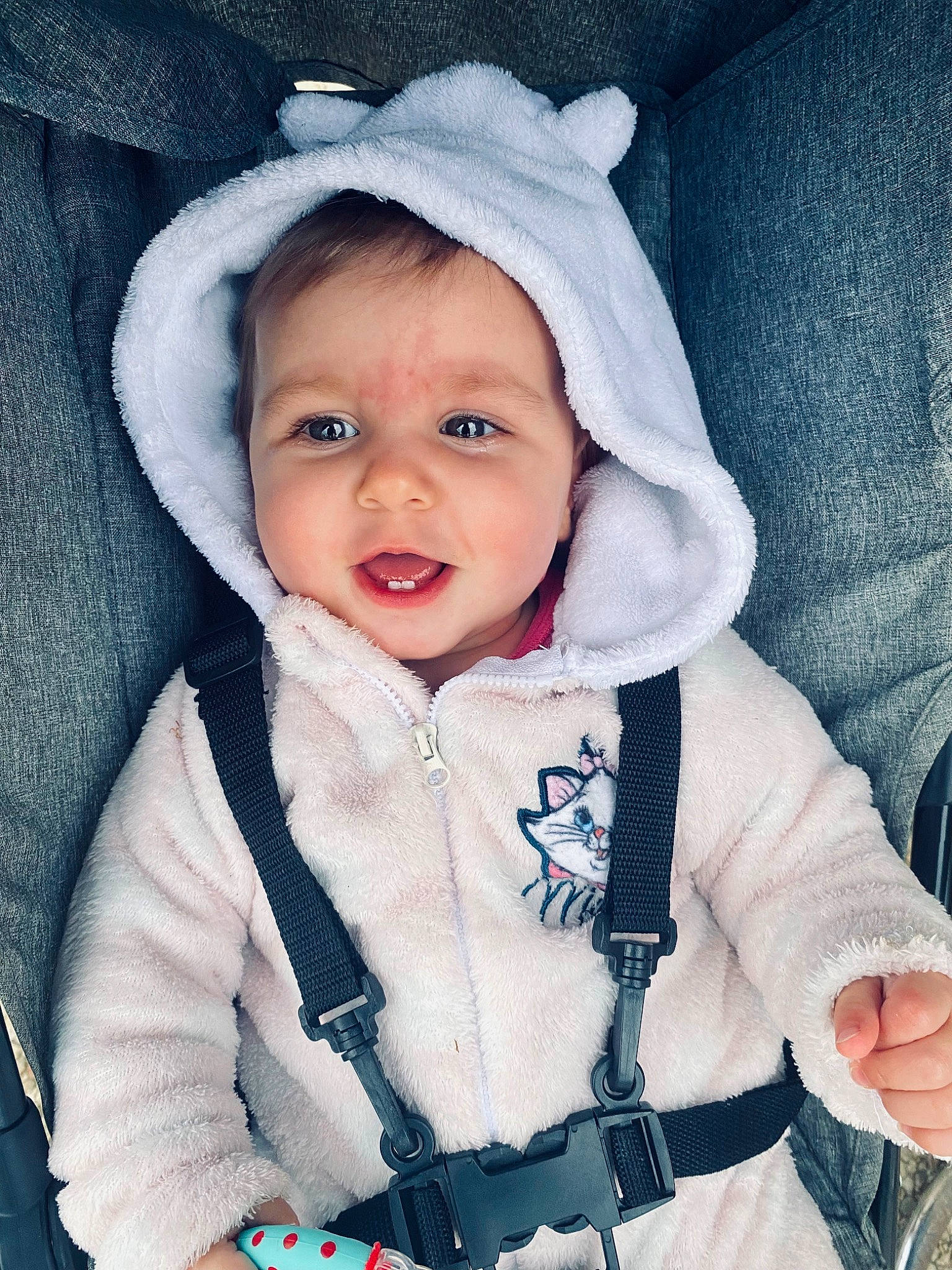 Alba a rejoint le concours — aidez-le/la à gagner de superbes lots ! baby, baby_products, baby_toddler_clothing, cheek, child, comfort, electric_blue, fashion_accessory, fun, fur, happy, headwear, iris, outerwear, person, skin, sleeve, smile, textile, toddler