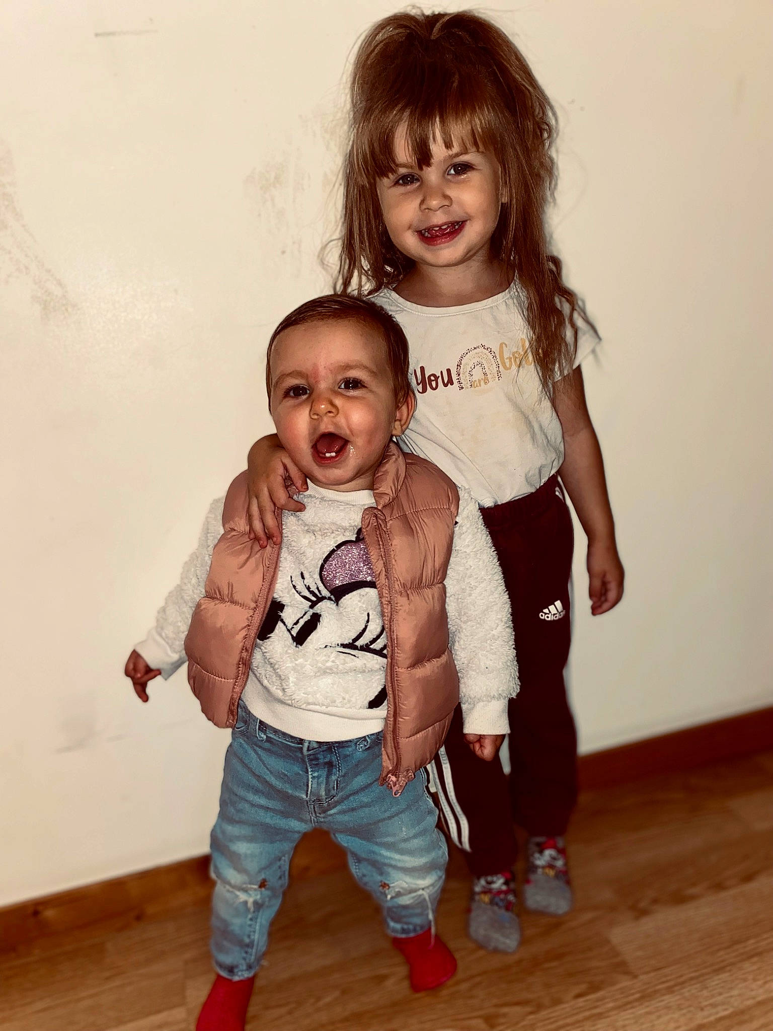 Alba a rejoint le concours — aidez-le/la à gagner de superbes lots ! baby_toddler_clothing, cheek, child, clothing, fashion_design, flooring, fun, gesture, hair, happy, hardwood, human_body, iris, joy, person, skin, sleeve, smile, standing, t_shirt