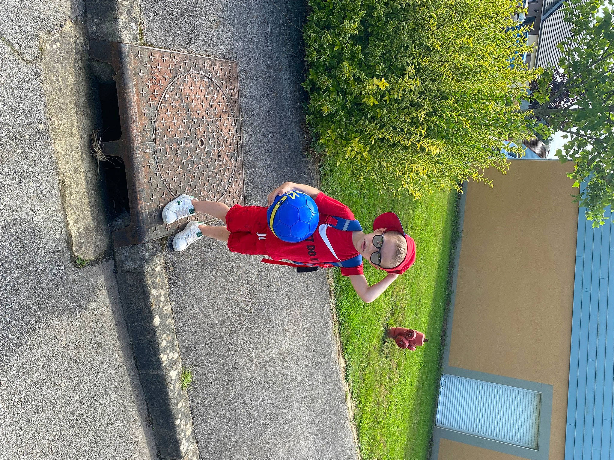 Thiago participe au concours pour gagner de l'argent avec cette photo : adventure, asphalt, concrete, electric_blue, fun, grass, landscape, leisure, person, plant, recreation, road_surface, rock_climbing_equipment, shadow, shrub, sidewalk, toy, tree, walking_shoe, yard