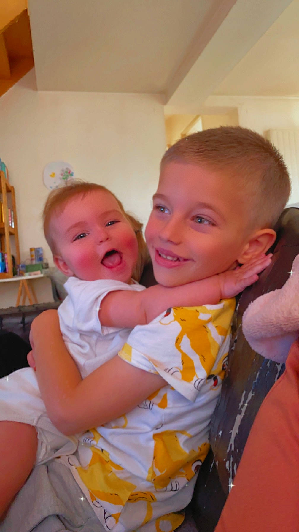 Thiago participe au concours pour gagner de l'argent avec cette photo : abdomen, baby, blond, chair, comfort, event, finger, fun, gesture, happy, human_body, interaction, iris, joy, person, shelf, shoulder, skin, smile, t_shirt