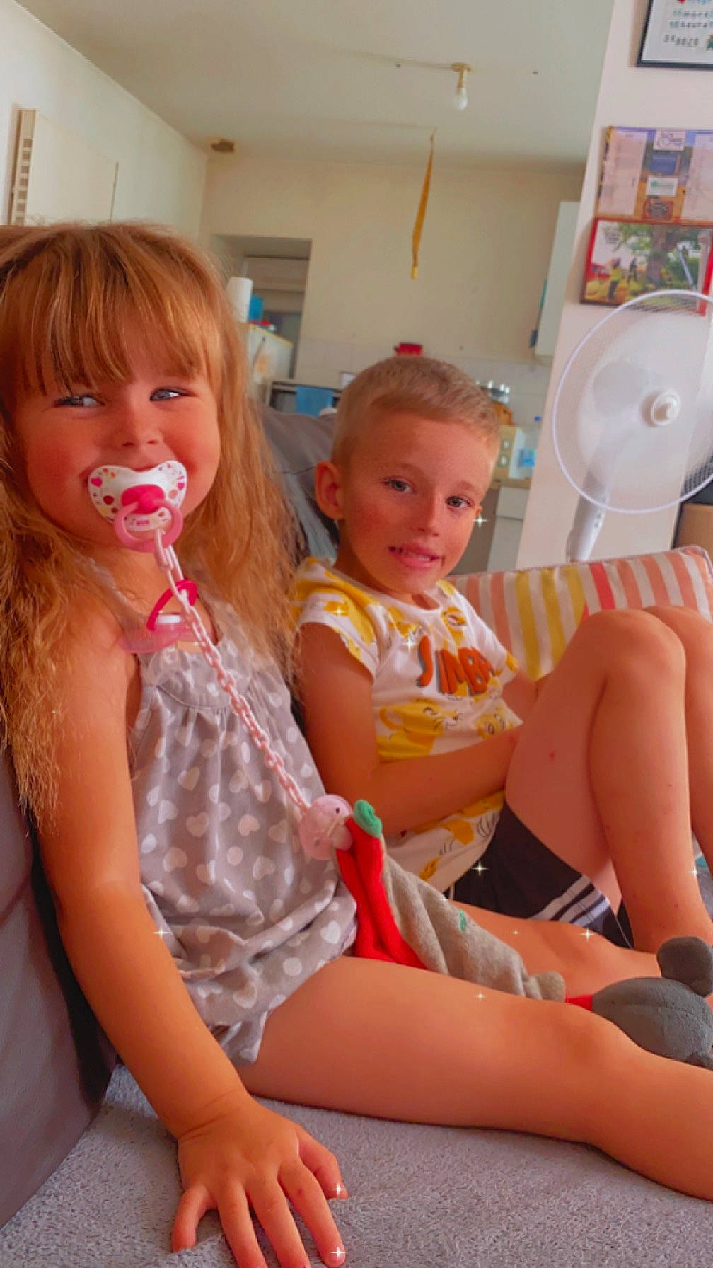 Thiago participe au concours pour gagner de l'argent avec cette photo : blond, chair, child, event, fun, happy, human_leg, joy, knee, lap, leisure, party, person, pink, room, shorts, sitting, skin, summer, tableware