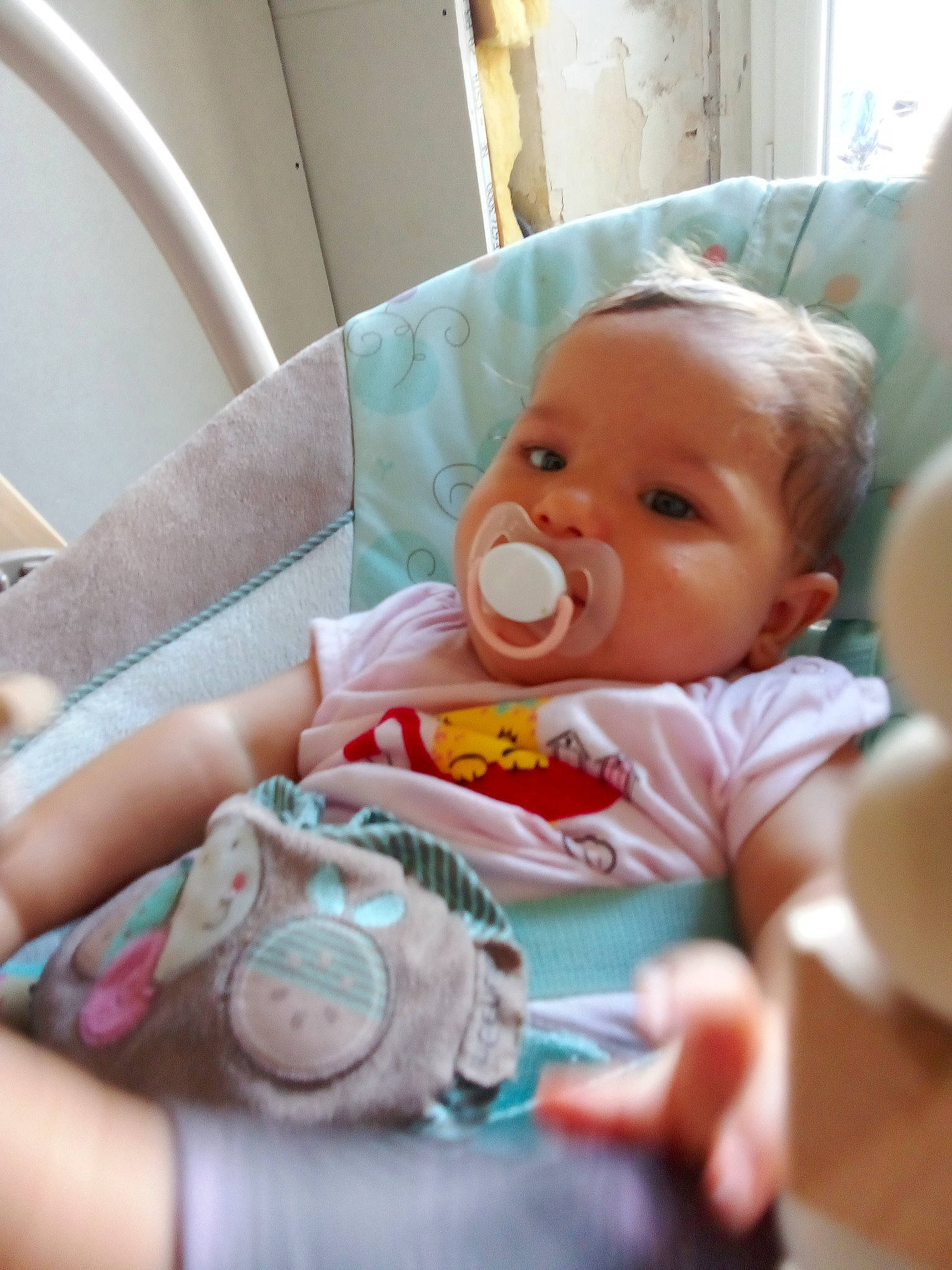 Ericka participe au concours pour gagner de l'argent avec cette photo : baby, baby_products, baby_safety, baby_toddler_clothing, baby_toys, chair, cheek, child, comfort, flooring, fun, happy, linens, mouth, person, play, room, sitting, skin, toddler