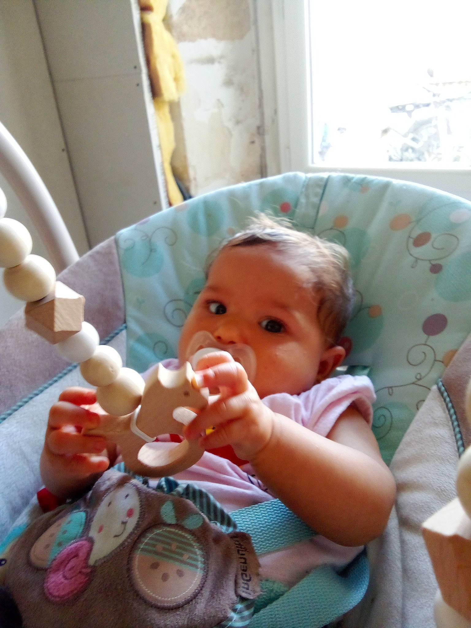 Ericka participe au concours pour gagner de l'argent avec cette photo : baby, baby_products, baby_safety, baby_toddler_clothing, baby_toys, chair, child, comfort, couch, curtain, head, person, room, sitting, toddler, window