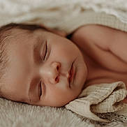 Gabriel a rejoint le concours — aidez-le/la à gagner de superbes lots ! baby, sleeping, blanket, face, infant, soft, closeup, peaceful, skin, child, portrait, rest, cuddle, warm, cozy, newborn, comfort, relaxation, natural, tender