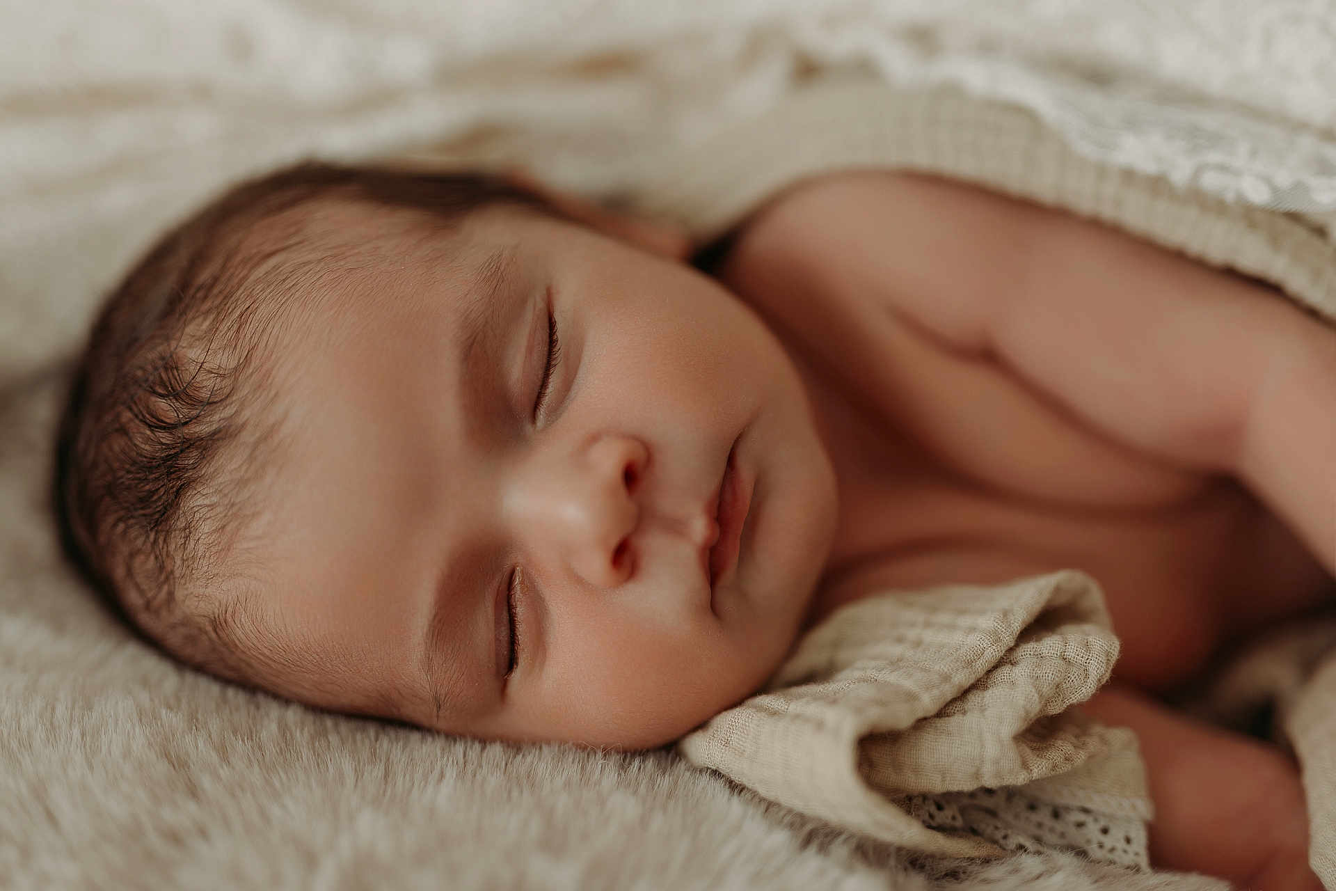 Gabriel a rejoint le concours — aidez-le/la à gagner de superbes lots ! baby, sleeping, blanket, face, infant, soft, closeup, peaceful, skin, child, portrait, rest, cuddle, warm, cozy, newborn, comfort, relaxation, natural, tender