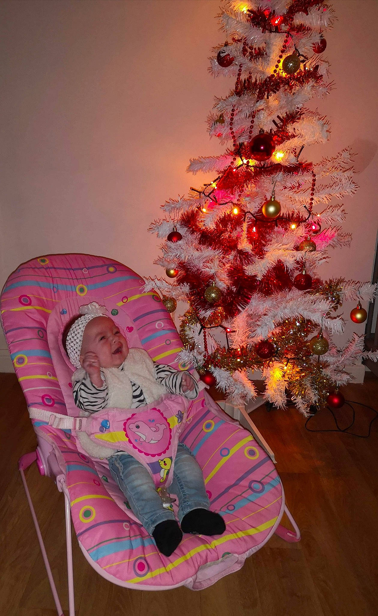 Loëlya participe au concours pour gagner de l'argent avec cette photo : christmas, christmas_decoration, christmas_tree, interior_design, person, pink, plant, tree