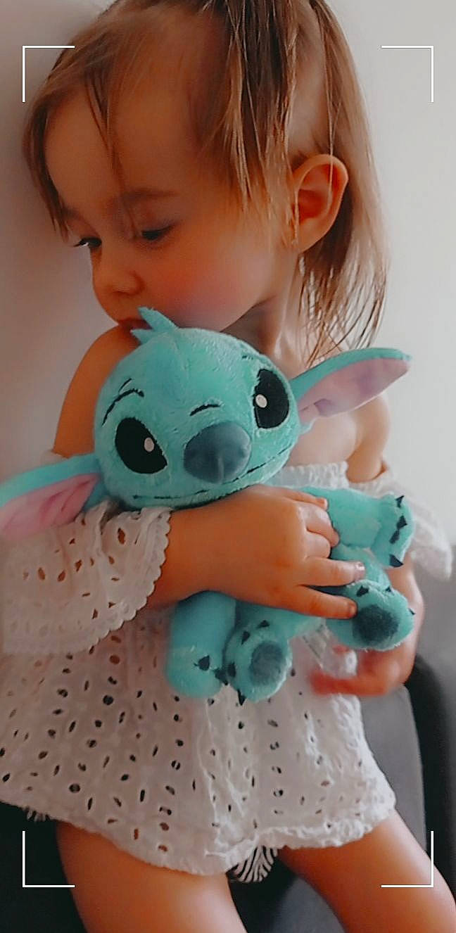Loëlya a rejoint le concours — aidez-le/la à gagner de superbes lots ! aqua, baby, baby_playing_with_toys, baby_toddler_clothing, child, doll, finger, green, happy, head, nose, person, pink, product, skin, sleeve, stuffed_toy, teddy_bear, textile, toddler