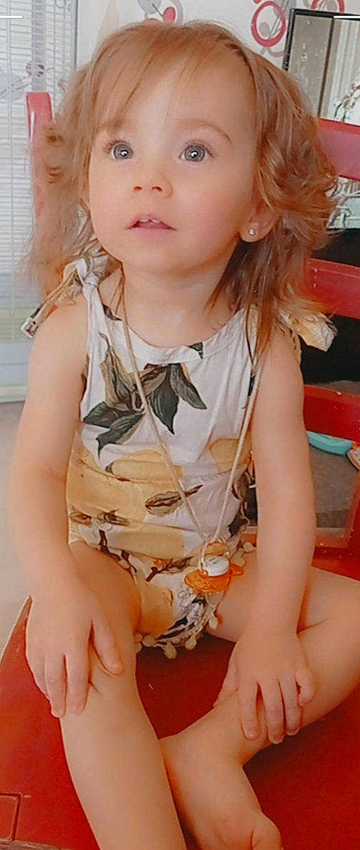 Loëlya participe au concours pour gagner de l'argent avec cette photo : bangs, beauty, blond, day_dress, eyelash, eyewear, fashion_design, fawn, finger, joint, lip, long_hair, neck, orange, pattern, person, pink, skin, sleeve, thigh