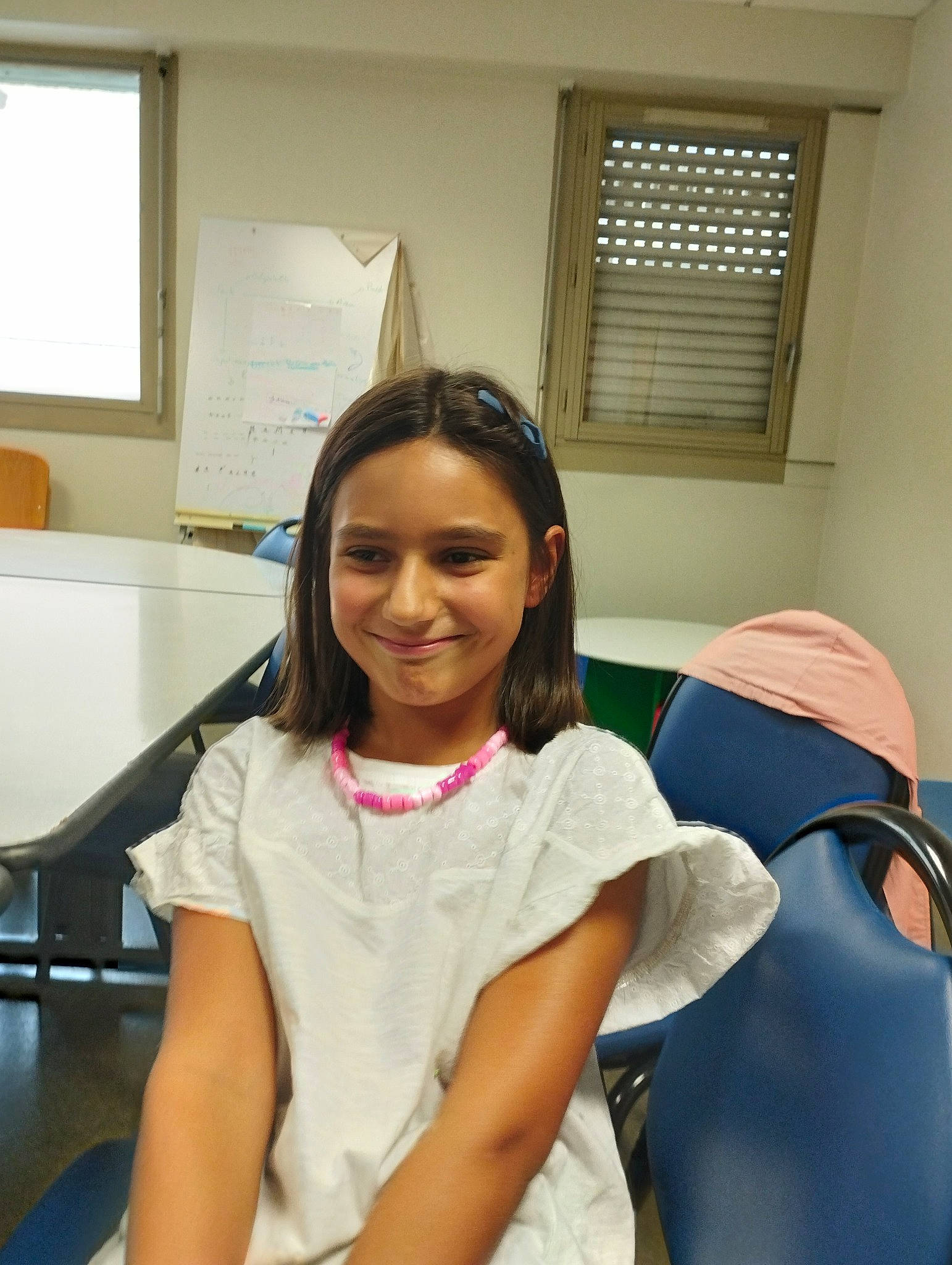 Jessica participe au concours pour gagner de l'argent avec cette photo : abdomen, chest, comfort, elbow, event, gesture, happy, human_leg, job, joint, joy, long_hair, person, room, shoulder, sleeve, smile, t_shirt, thigh, trunk