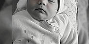 Lina participe au concours pour gagner de l'argent avec cette photo : baby, sleeping, headwrap, bow, clothing, infant, cute, cozy, portrait, monochrome, black_and_white, soft, peaceful, closeup, face, newborn, resting, baby_outfit, indoors, blanket